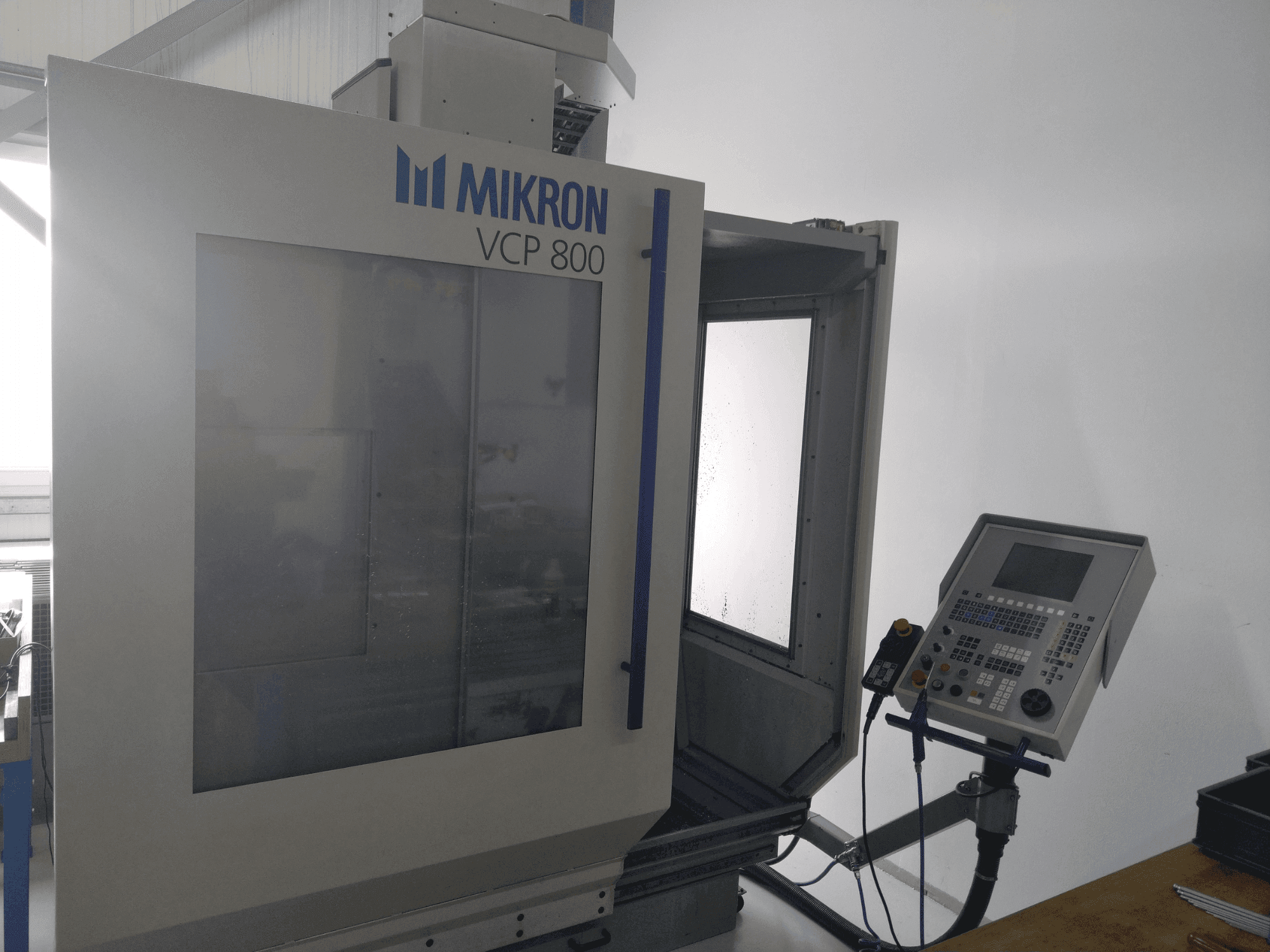 Masina MIKRON VCP 800 eestvaade
