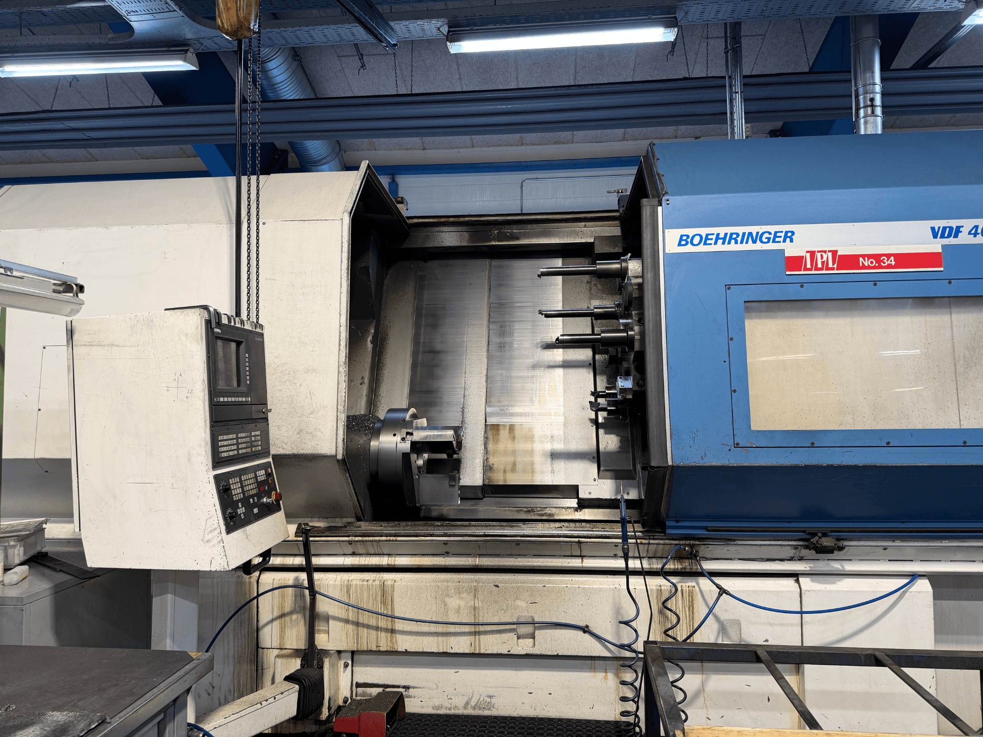 Horisontaalne treipink BOEHRINGER VDF 400 CM, esivaade, kus on näha juhtpaneel ja peamine tööala.