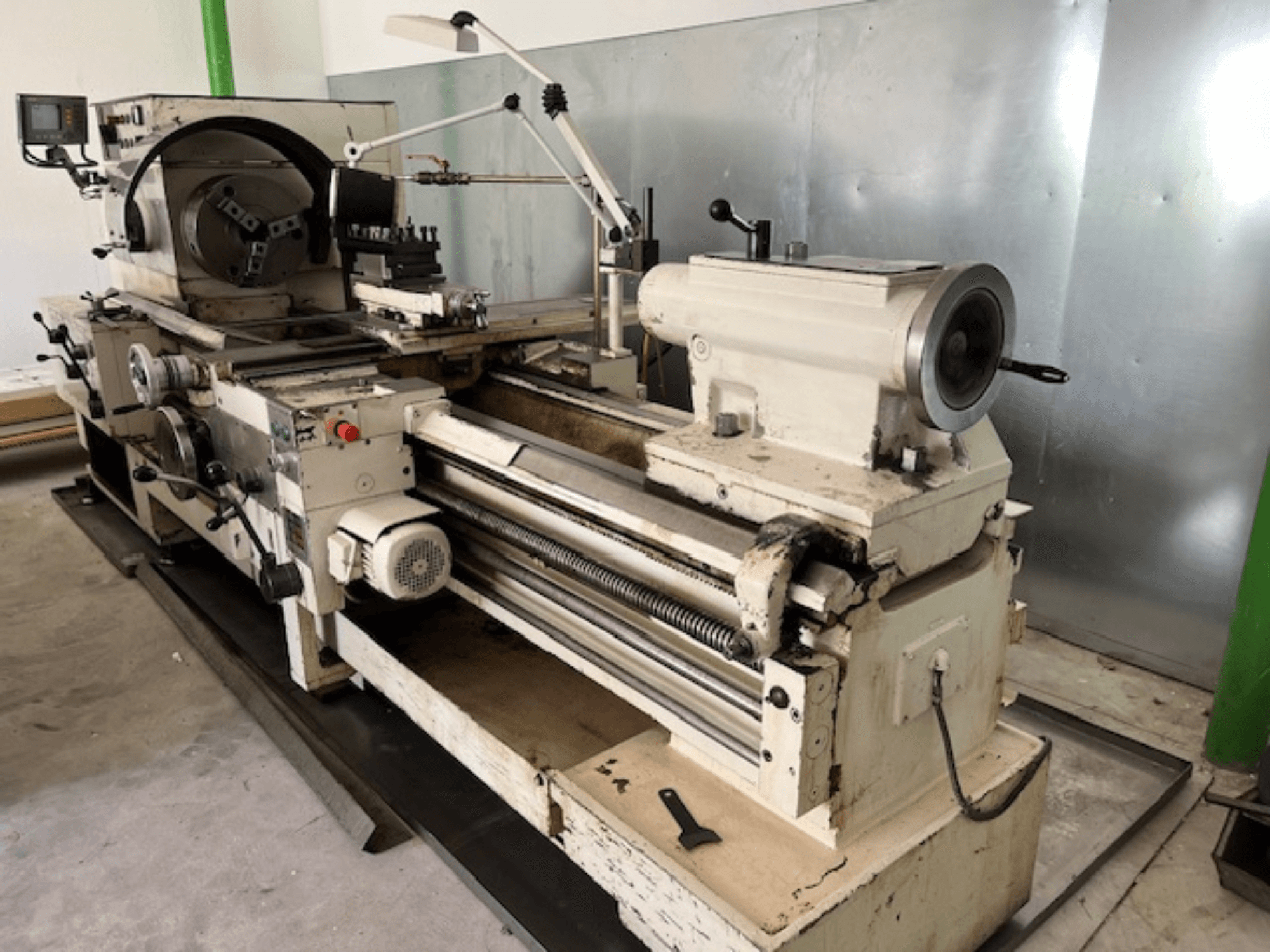 Vanaaegne metallitreipink koos juhtpaneeli ja tööriistadega, külgvaade, millel on näha tööelemendid ja metalli viimistlus.