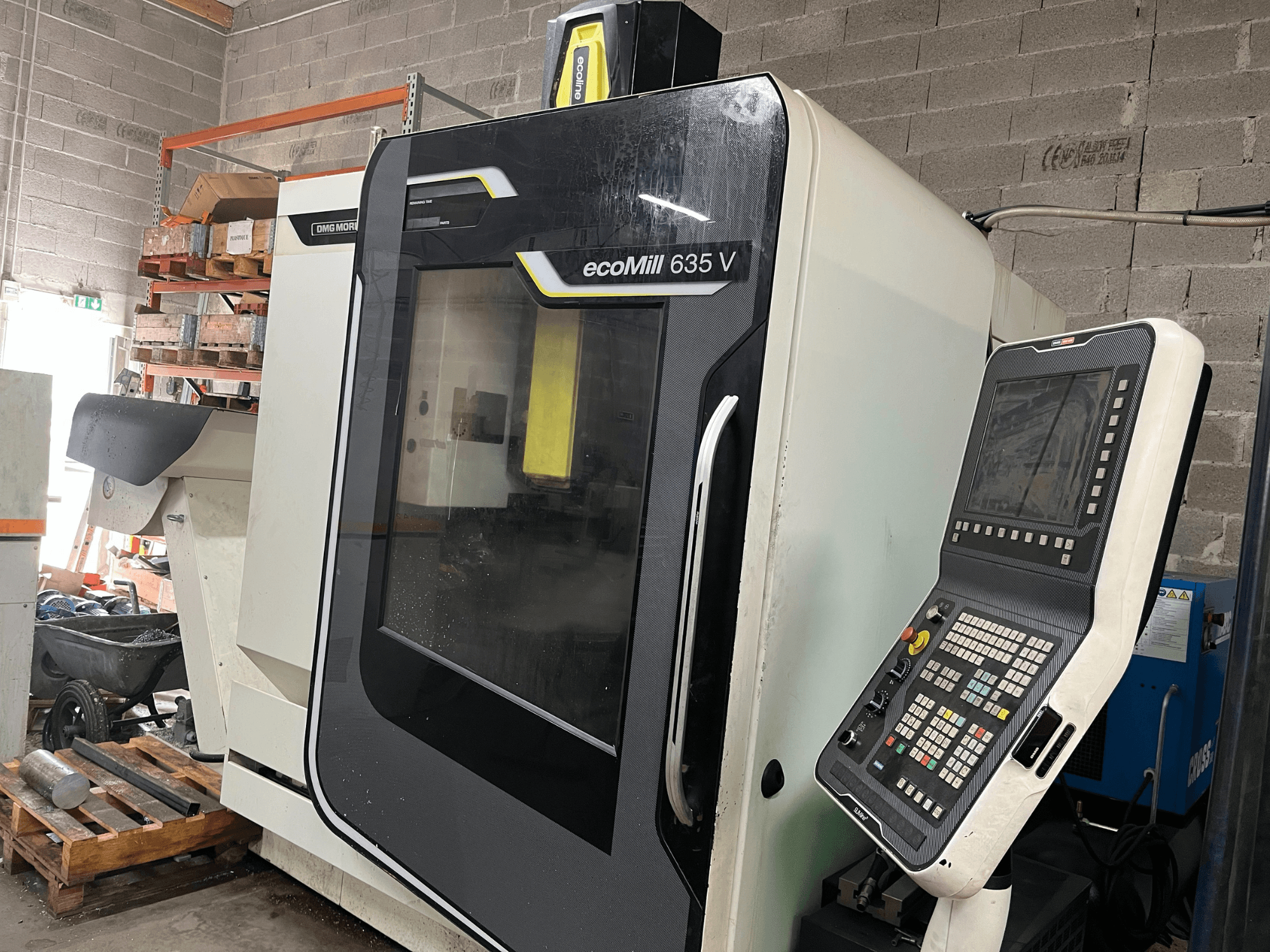 EcoMill 635 V CNC-freesping, esivaade, juhtpaneel koos nuppudega, asub tööstuslikus tööruumis.