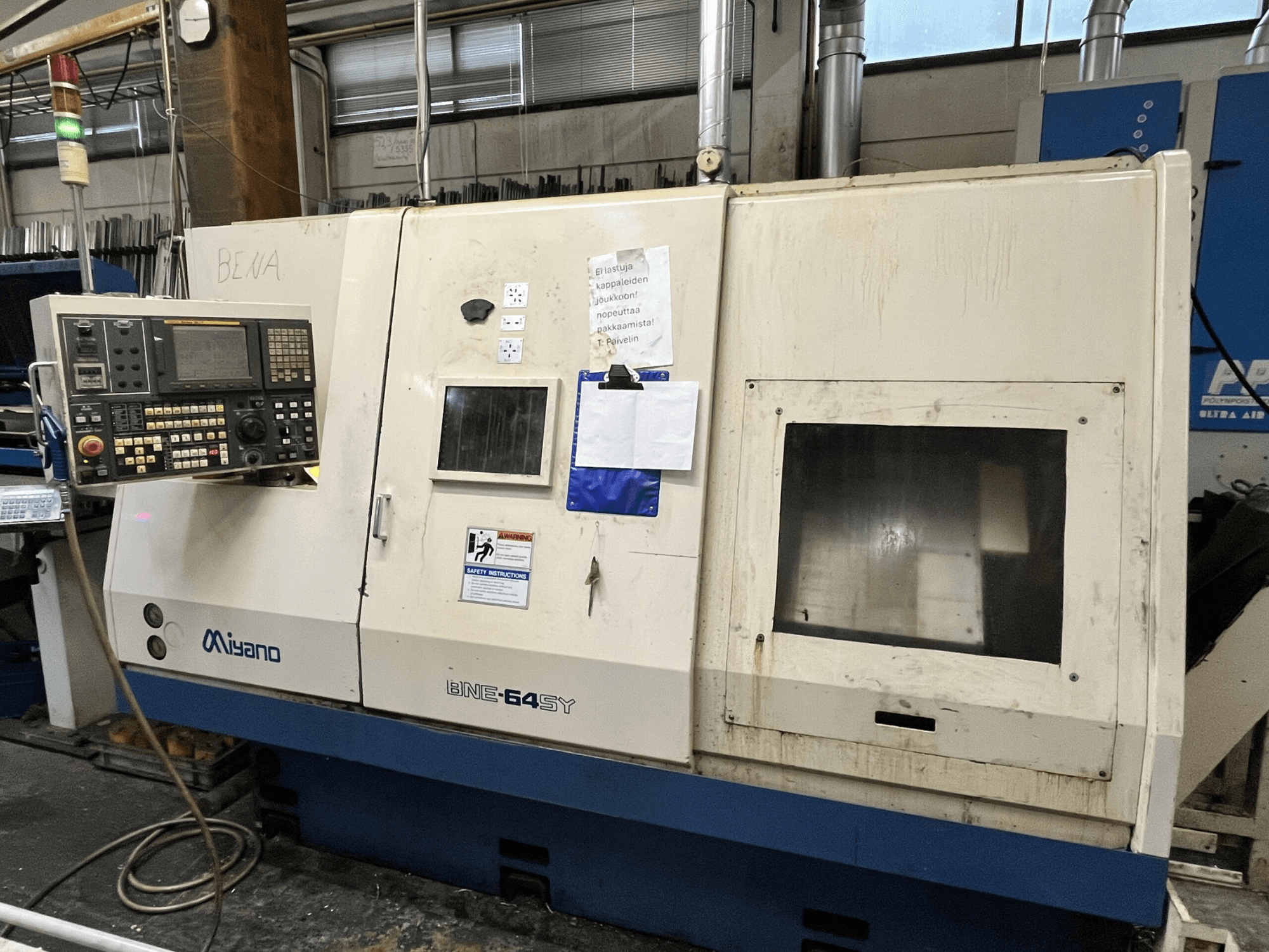 Miyano BNE-64SY CNC-teeninduspingi esivaade, millel on juhtpaneel koos nuppude, LCD ja hoolduskleebised korpusel.