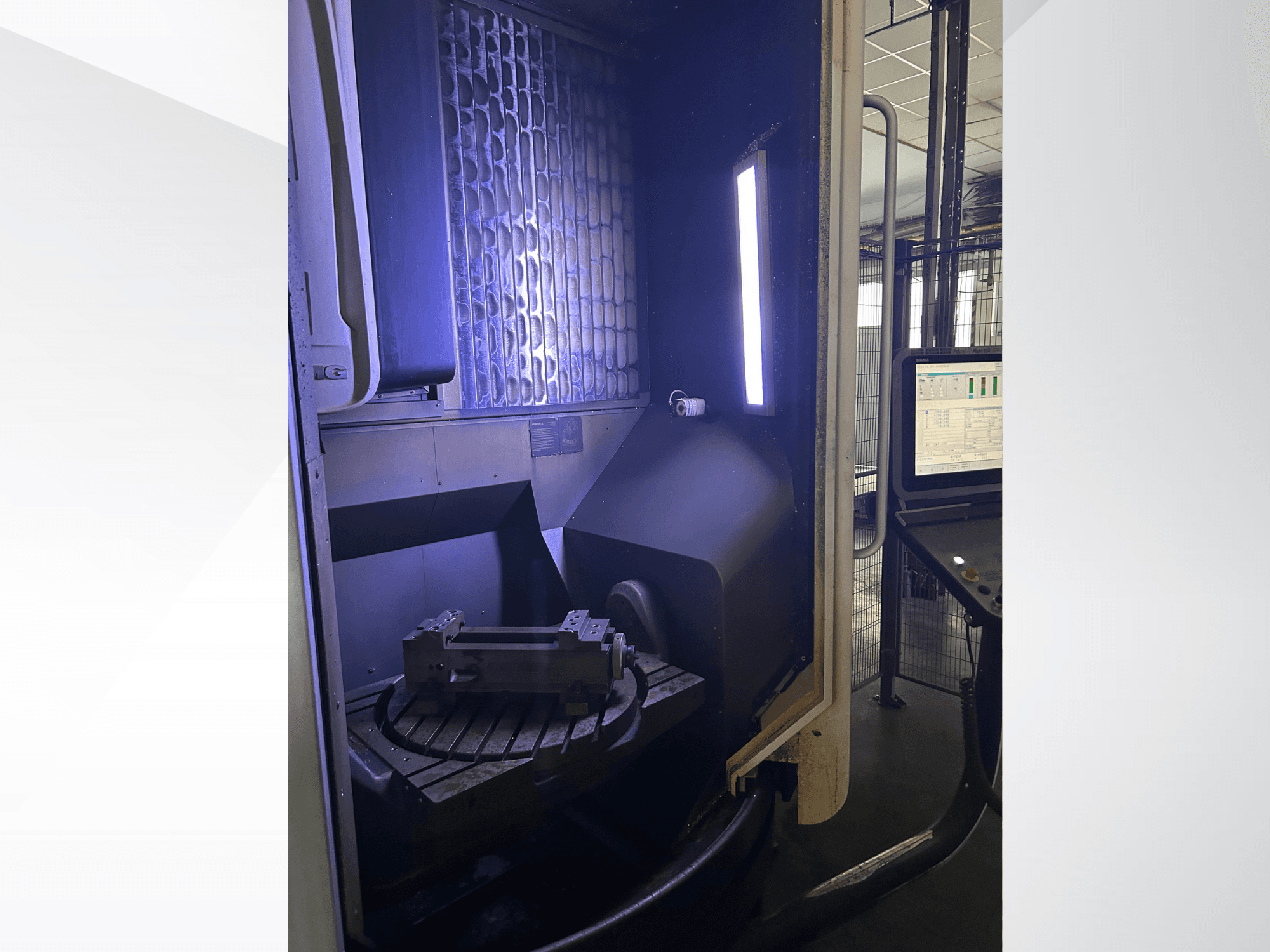 DMG MORI DMU 65 MonoBlock vertikaalne töötlemiskeskus, esivaade, millel on näha pöörlev laud töödeldava detailiga ja juhtpaneel.