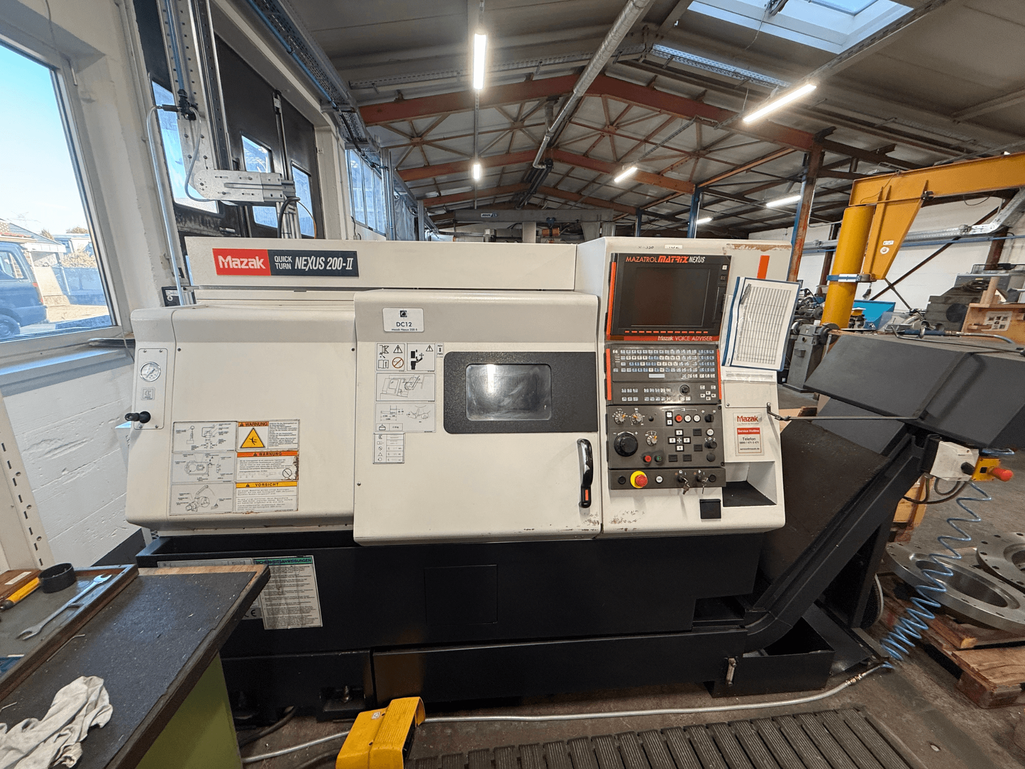 Mazak QUICK TURN NEXUS 200-II horisontaalne treipink, vaade eest, millel on näha juhtpaneel ja töökarakteristikud.