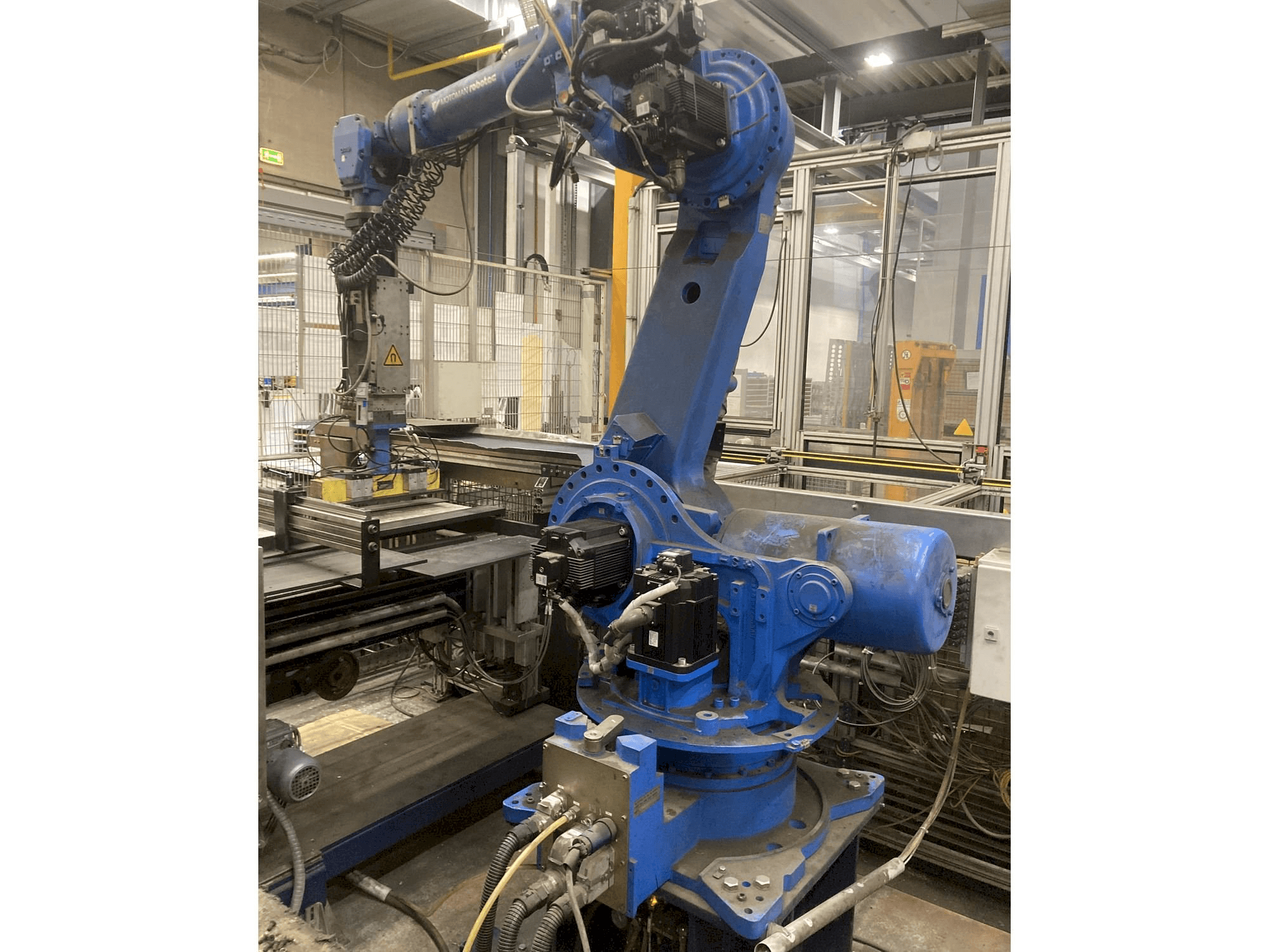 Masina Yaskawa Motoman ES165 eestvaade