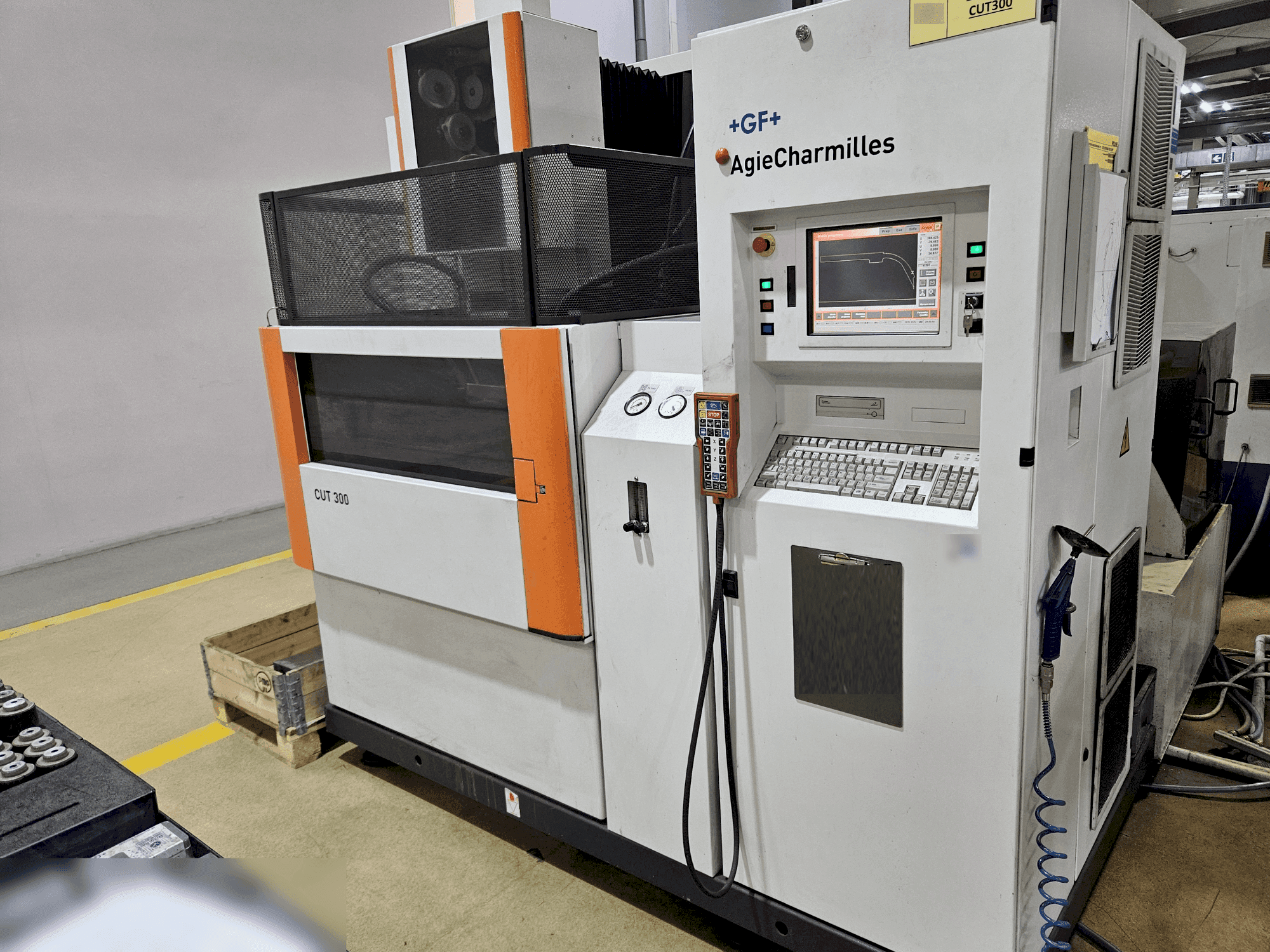 Masina AgieCharmilles CUT 300 eestvaade