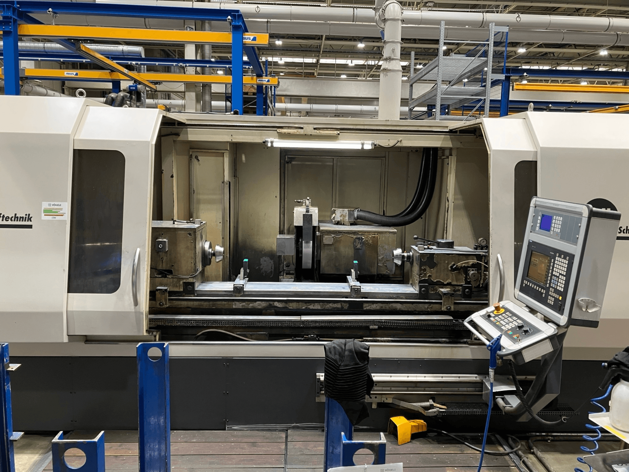 GEIBEL & HOTZ RS 2000 CM-DS silindriline lihvimismasin, esiplaanil juhtpaneel ja lihvimisala.