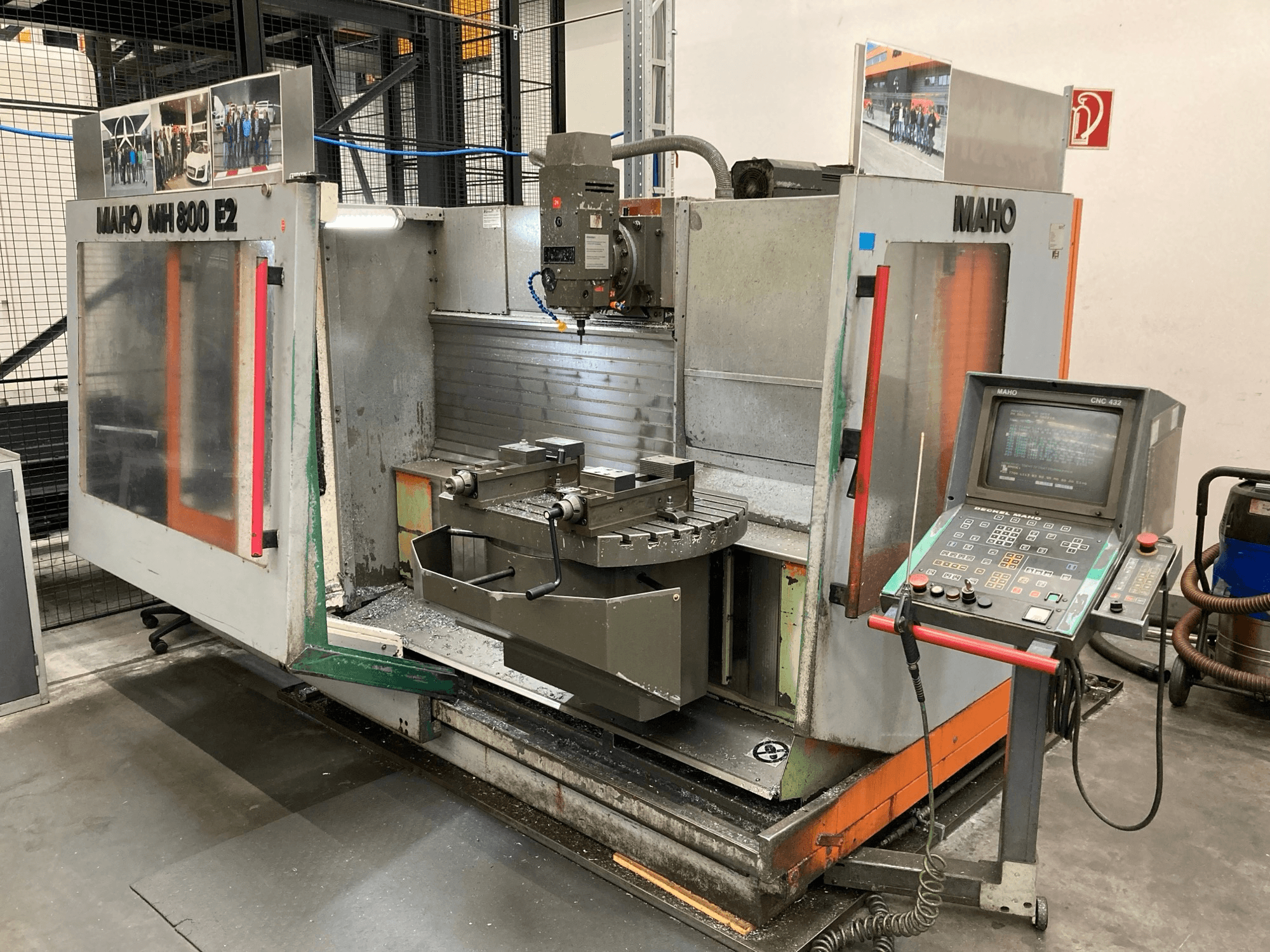 Maho MH 800 E2 CNC-freesping eesvaates, kus on näha juhtpaneel, spindel ja töölaud.