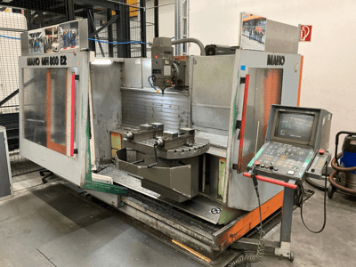 Maho MH 800 E2 CNC-freesping eesvaates, kus on näha juhtpaneel, spindel ja töölaud.