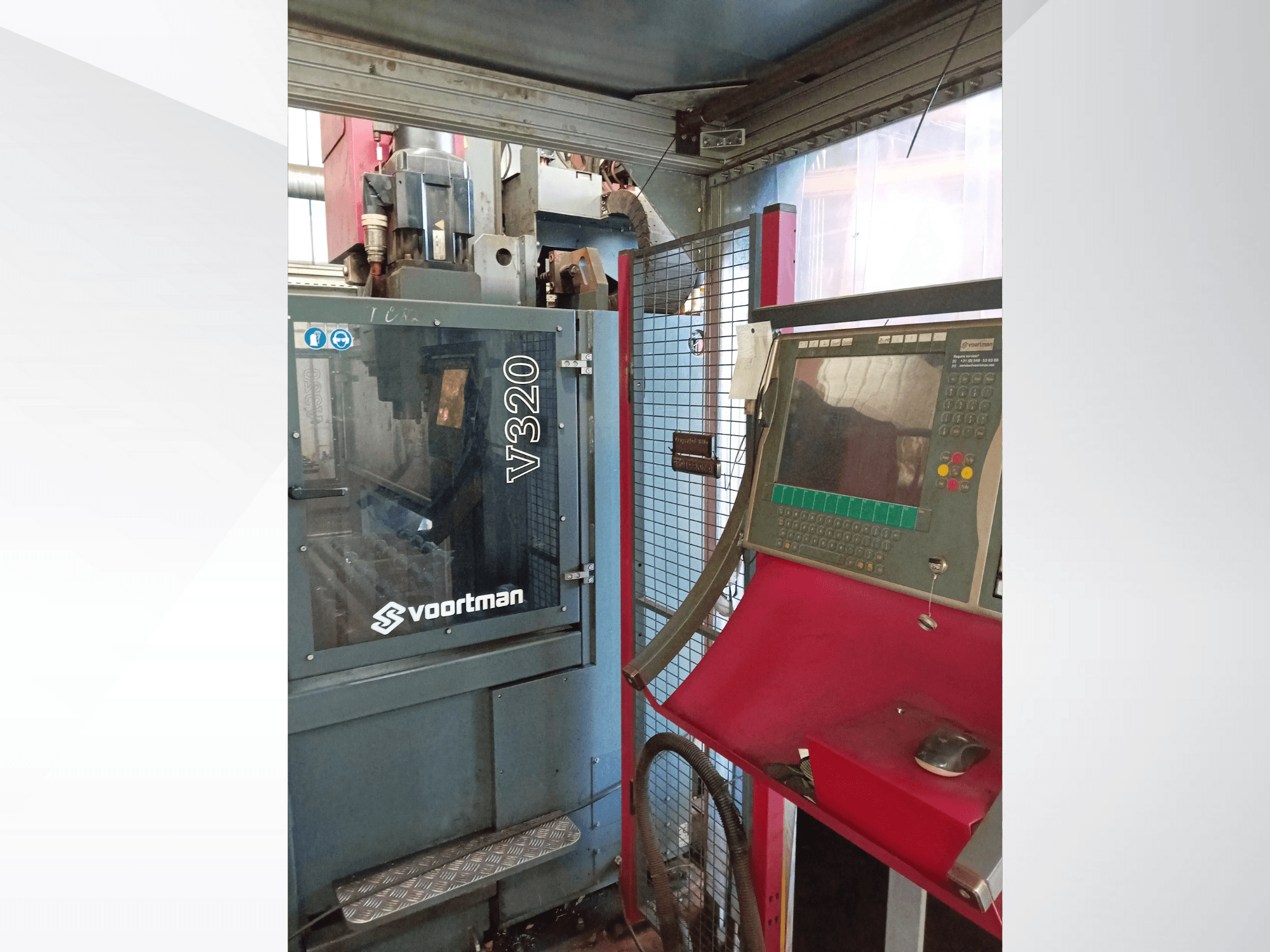 Voortman V320 CNC-pingi esivaade, millel on juhtpaneel koos nuppude, ekraani ja turvavõrguga ümbris.