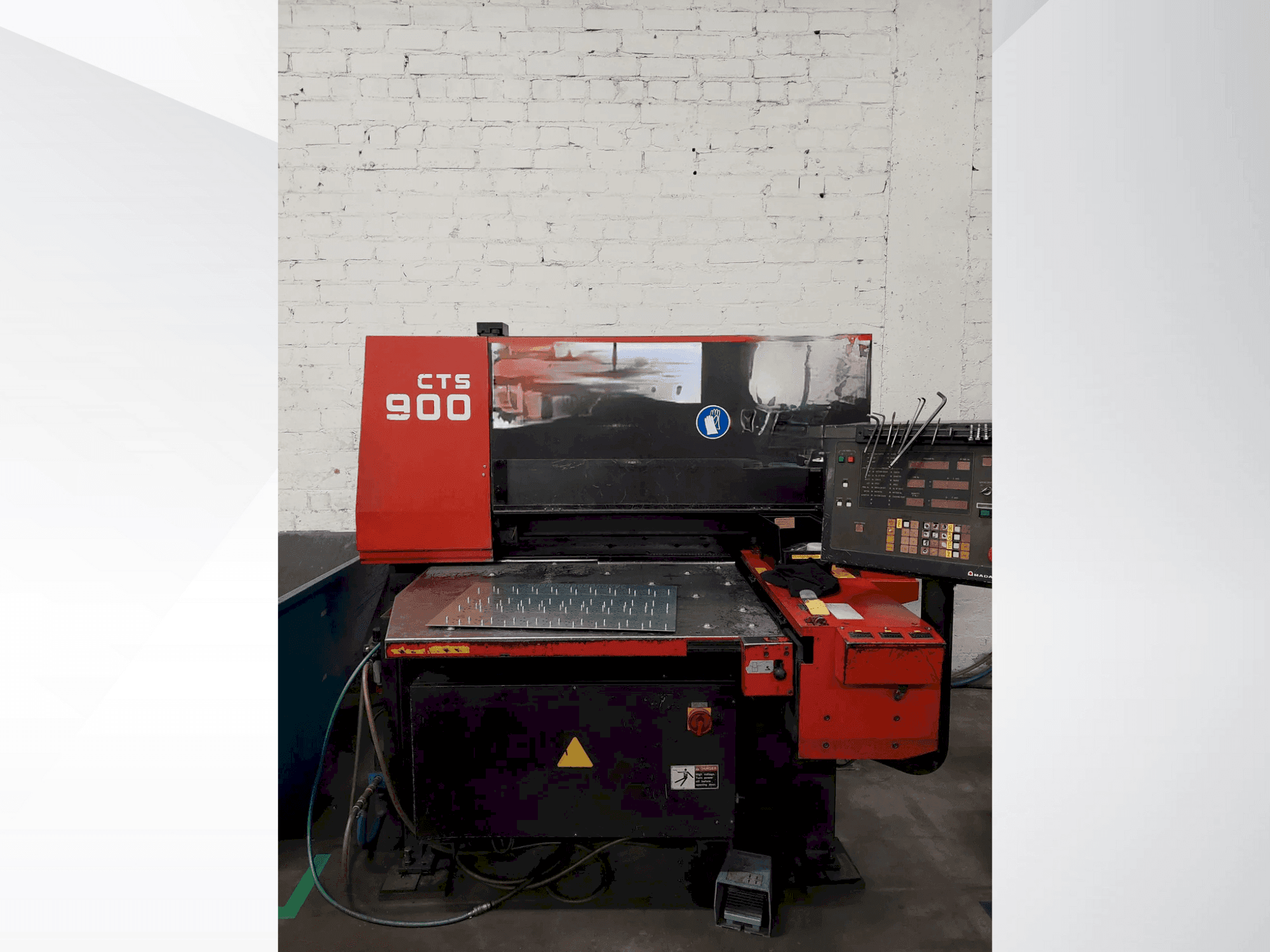 Masina AMADA CTS-900 eestvaade