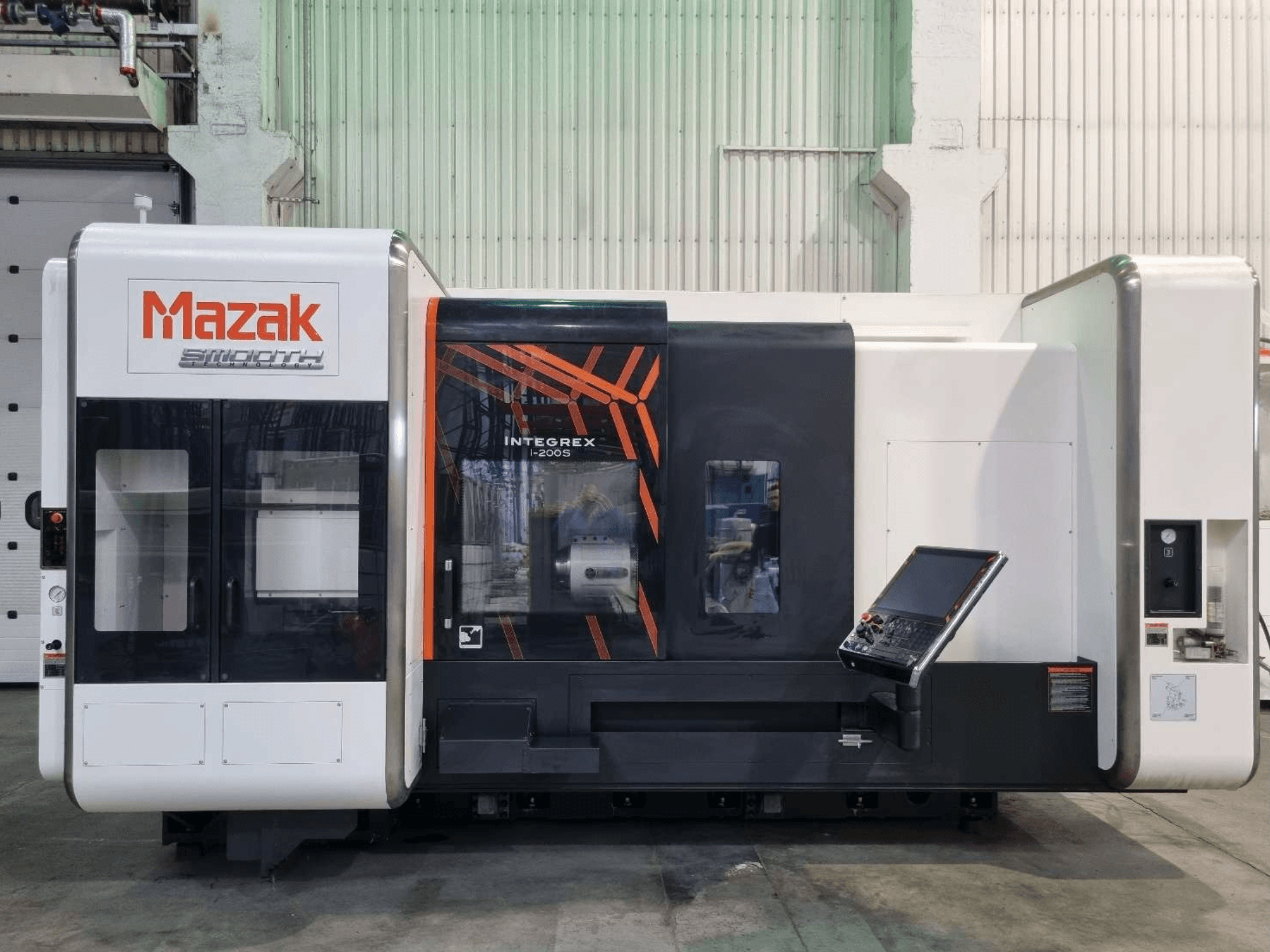 Mazak INTEGREX i-200 S treipingi keskus, esiplaanil, juhtpaneel ja suur aken, mis võimaldab nähtavust tööpiirkonda.
