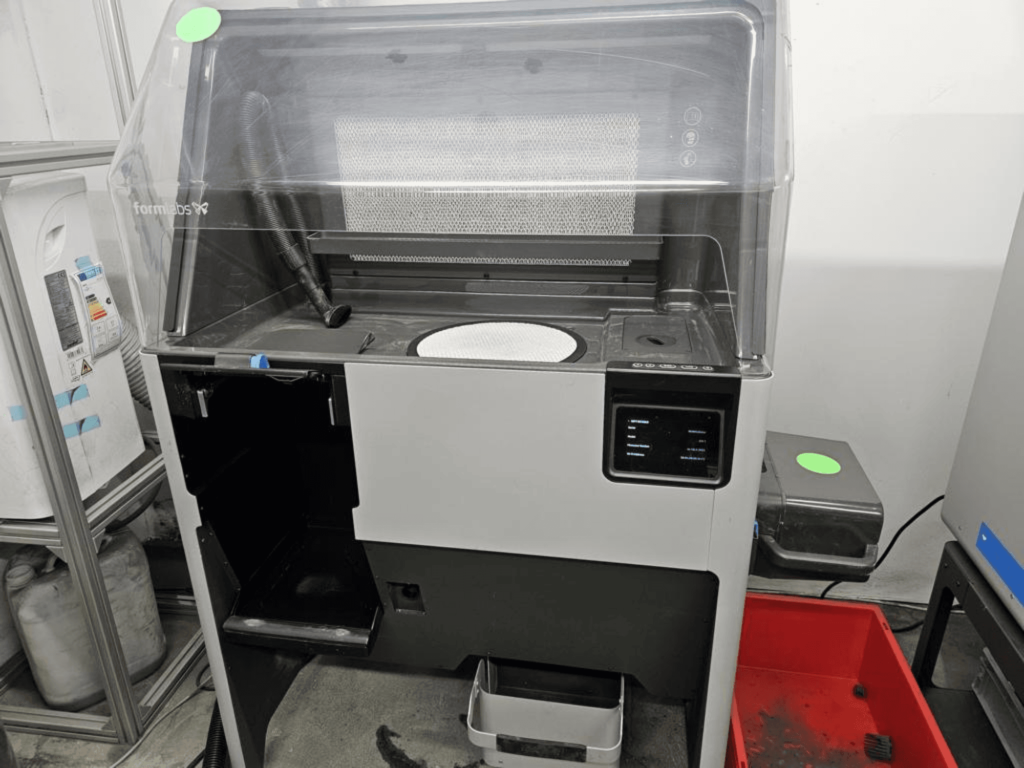 Plastist 3D-printer FORMLABS Fuse 1 + 30 W, esivaade, millel on näha puutetundlikud juhtnupud ja eemaldatav alus.