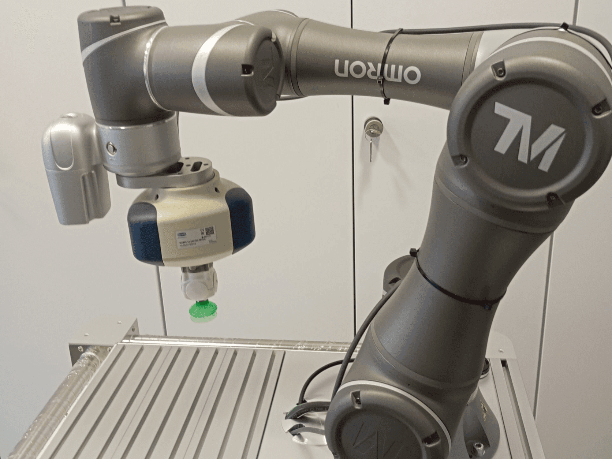 Masina OMRON TM5-700 eestvaade