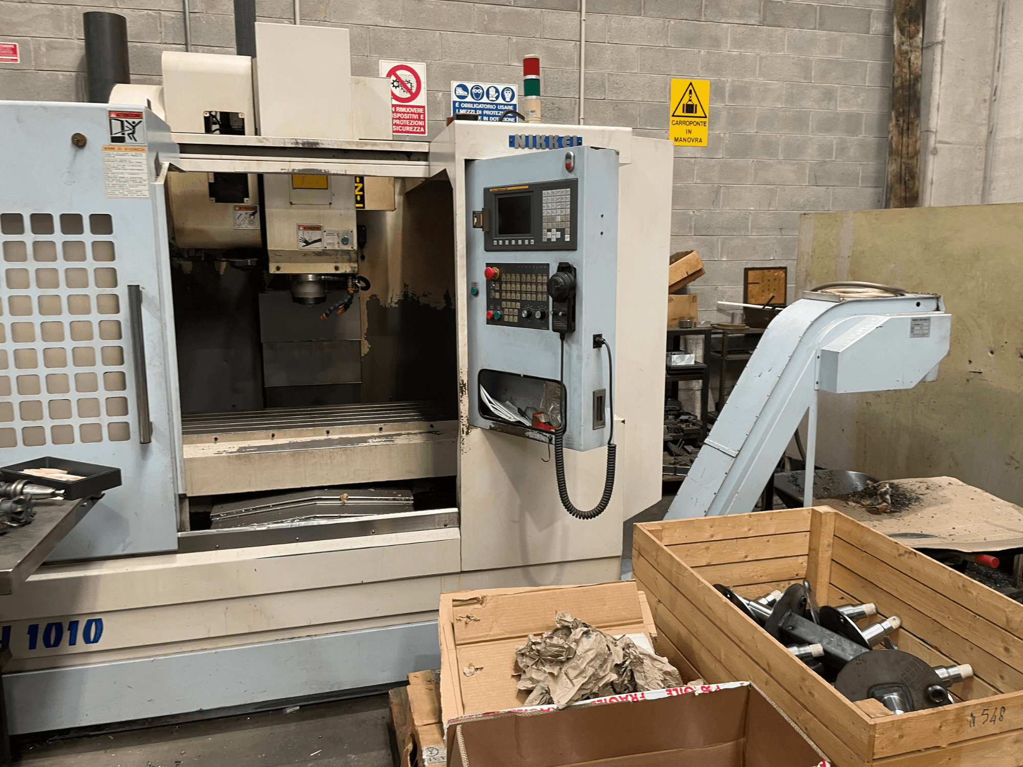 Vertikaalne töötlemiskeskus Other, mudel VH-1010, esiplaanilt vaadatuna, juhtnupud nähtavad ja kastid lähedal.