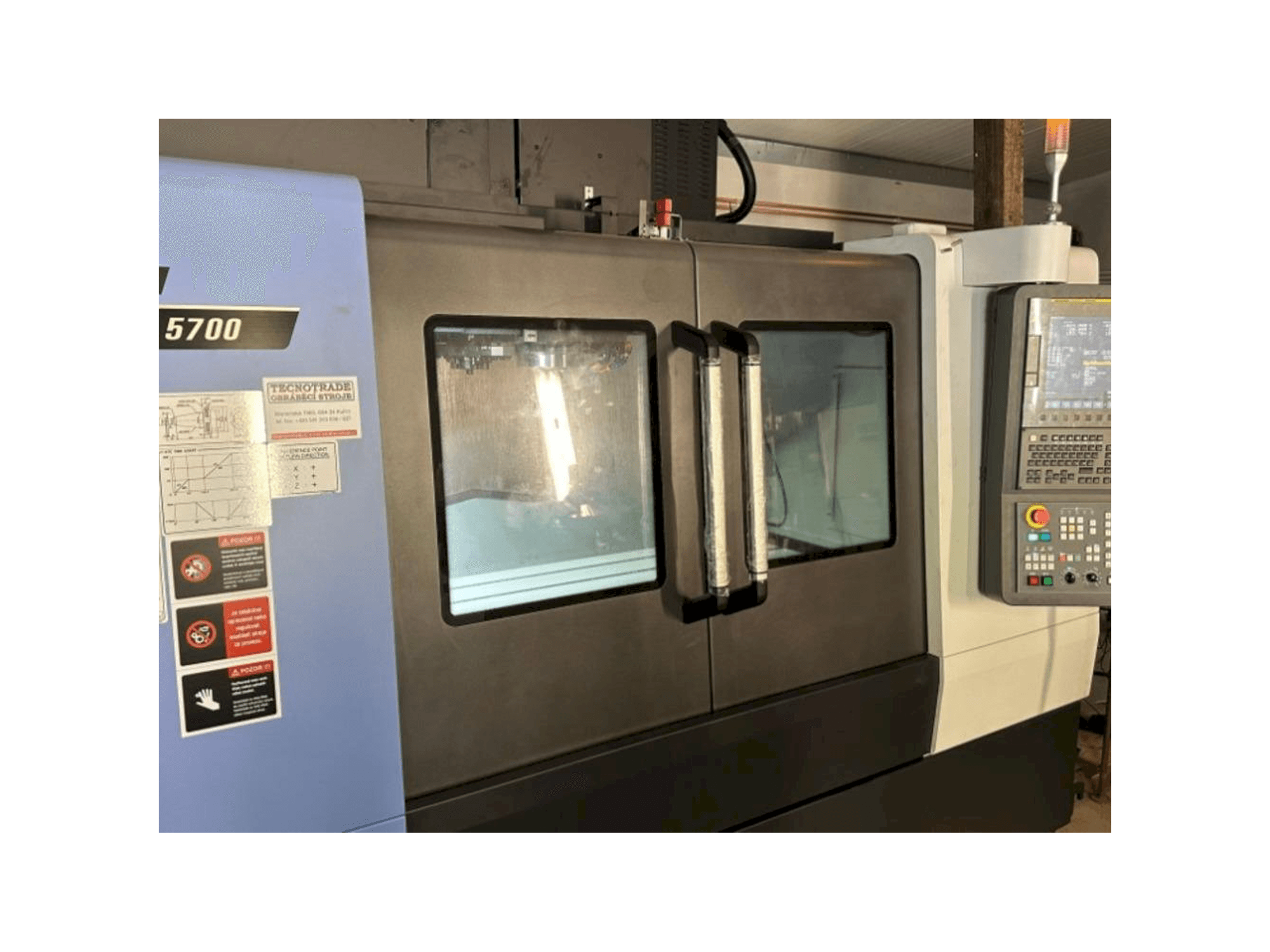 Masina DOOSAN DNM 5700 eestvaade