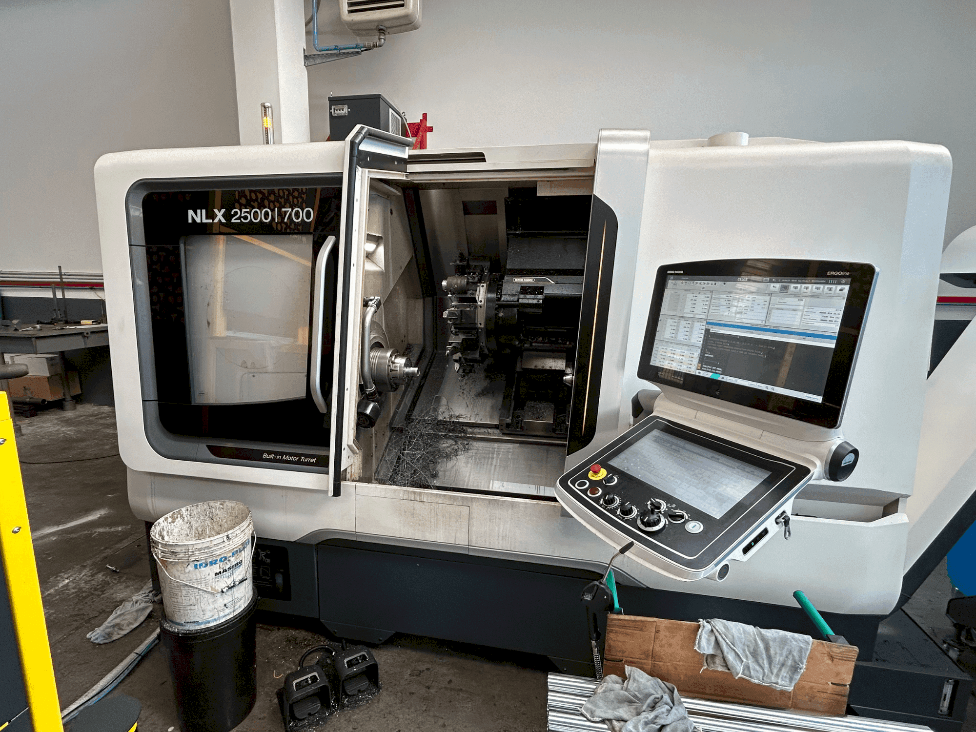 Masina DMG MORI NLX 2500 Y / 700 eestvaade