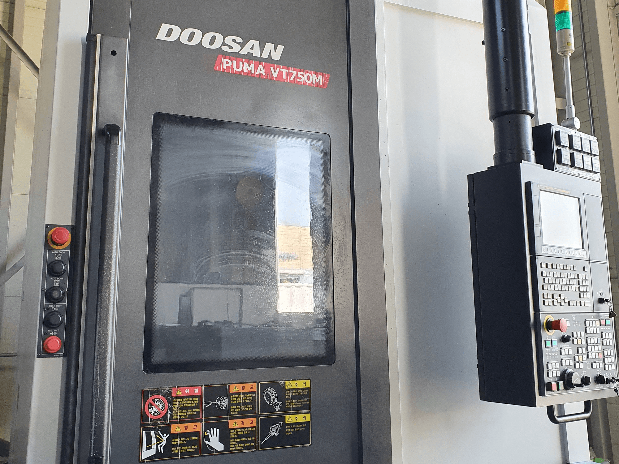 Masina Doosan VT750M eestvaade