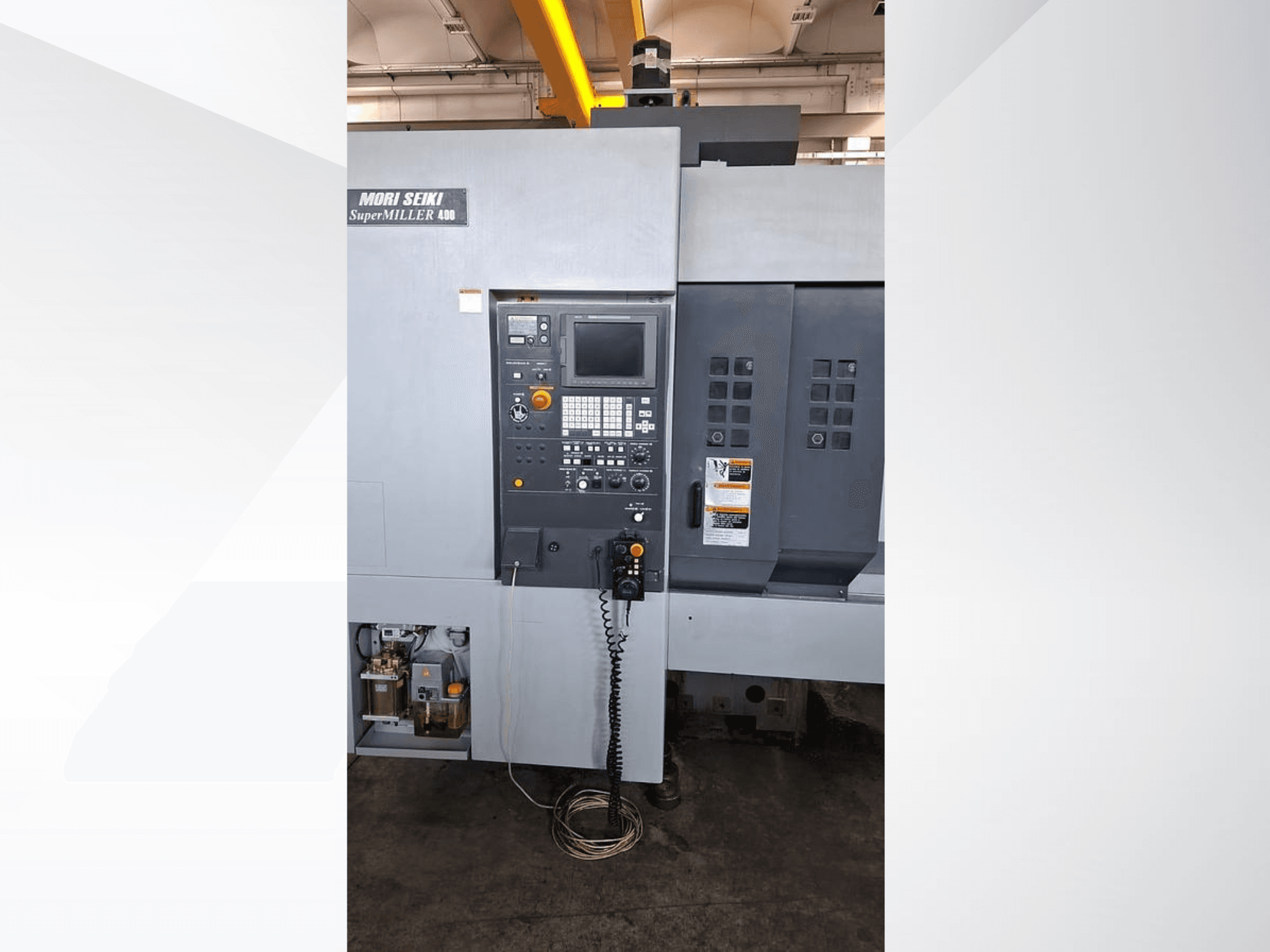 MORI SEIKI ZV 400 SUPER MILLER vertikaalne töötluskeskus, esiplaanil on näidatud juhtpaneel ja juhtimisnupud.