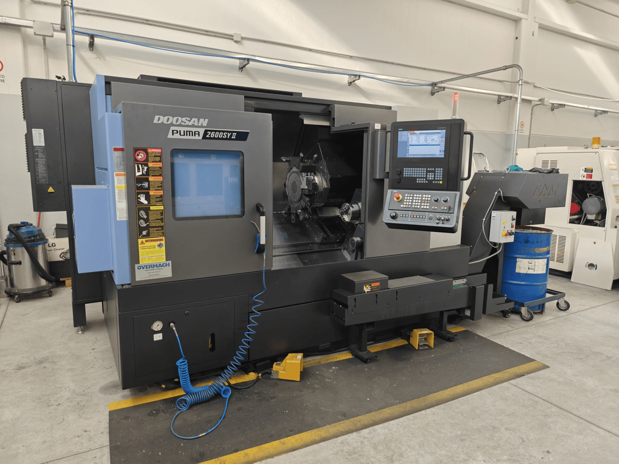 DOOSAN Puma 2600 SY II horisontaalne treipink, vaade eest, millel on juhtpaneel ja töönäidikud.