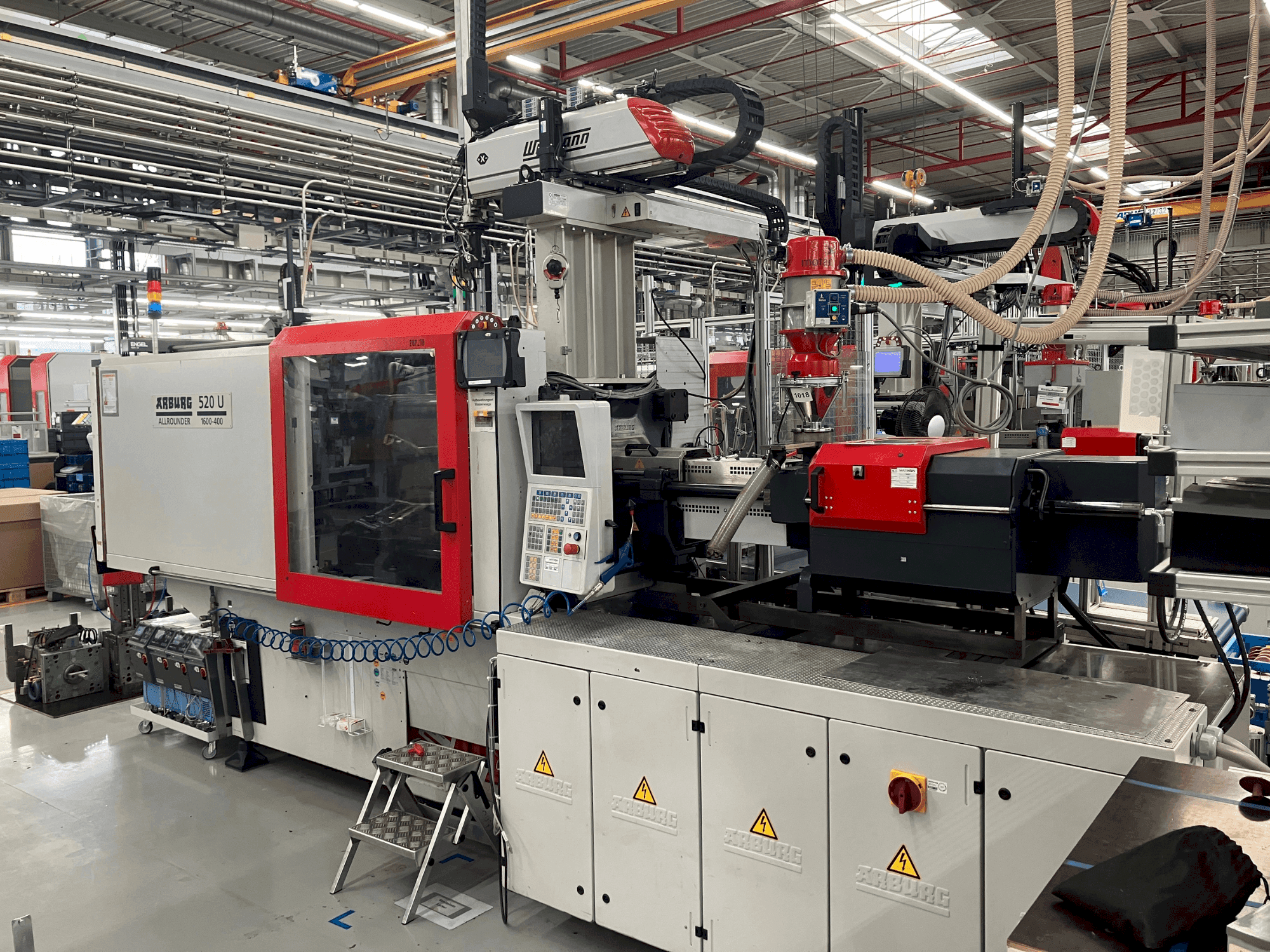 Masina Arburg Allrounder 520 U 1600-400 eestvaade