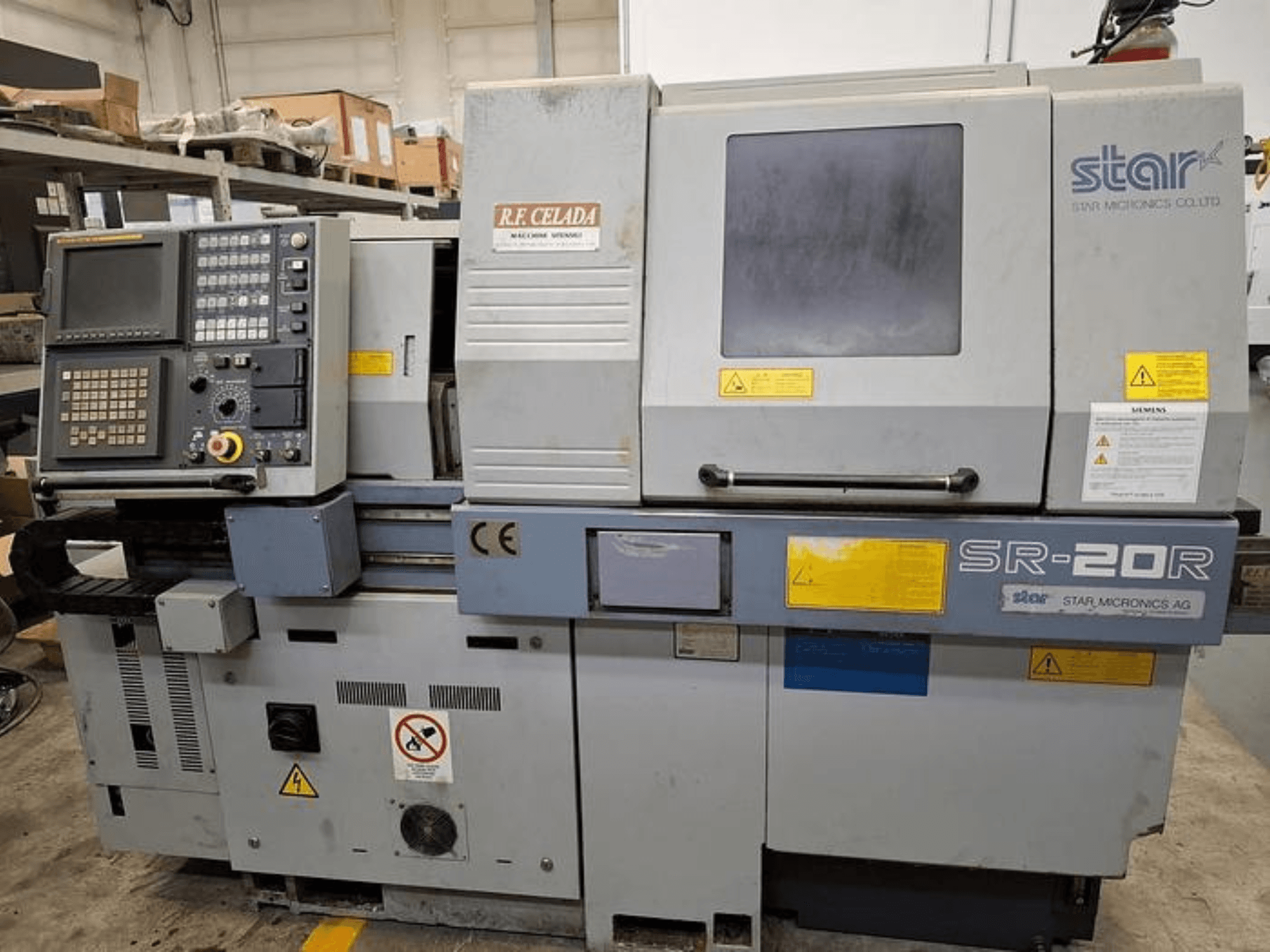 Star SR-20R CNC-teeninduspingi juhtpaneel, esiplaanil, millel on juhtnupud, ekraan ja ohutussildid.