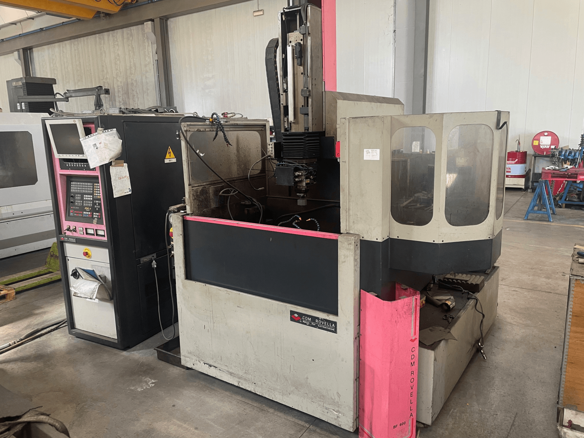 CDM Rovella BF 800 töötlemiskeskus, külgvaates on näha juhtpaneel, tolmukate ja tööstuslik seadistus.