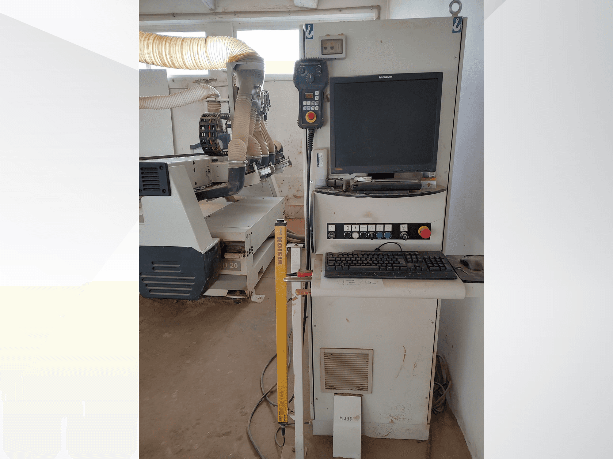 CNC freespingi SCM ACCORD 20 töökojas, esiplaanil, kus on näha juhtpaneel, monitor ja tolmuimejasüsteem.