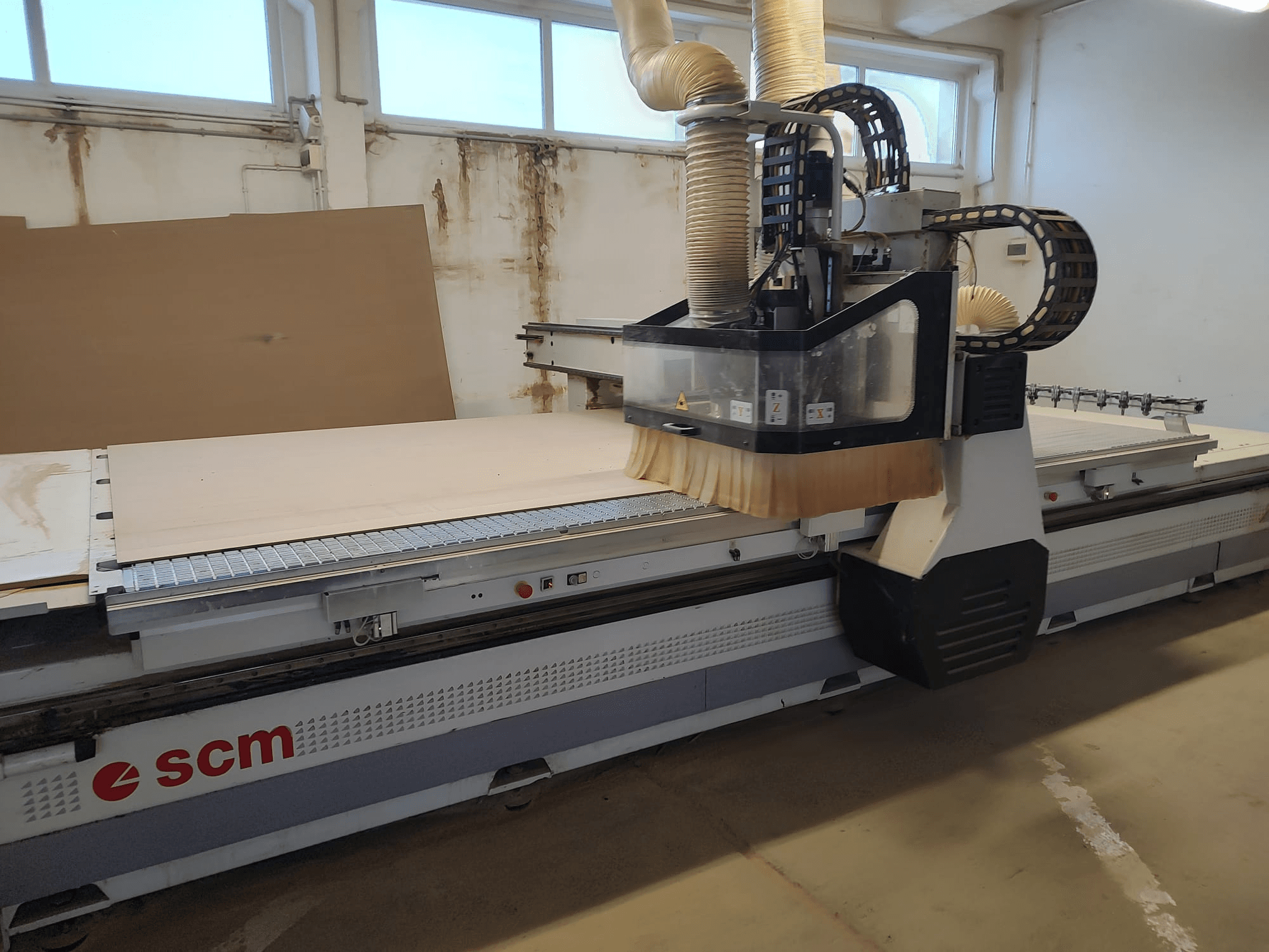SCM ACCORD 20 CNC freeser esiplaanil, kus on näha lõikepää ja suur töölaud, mis on ideaalne puidutööde teostamiseks.