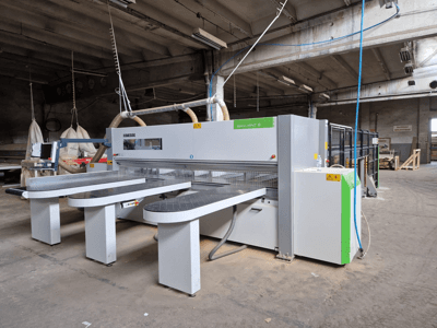 Biesse Selco WNT 6 tahvlisaag tehase seadistuses, esiplaanil ühendatud saelehtede ja juhtpaneeliga.