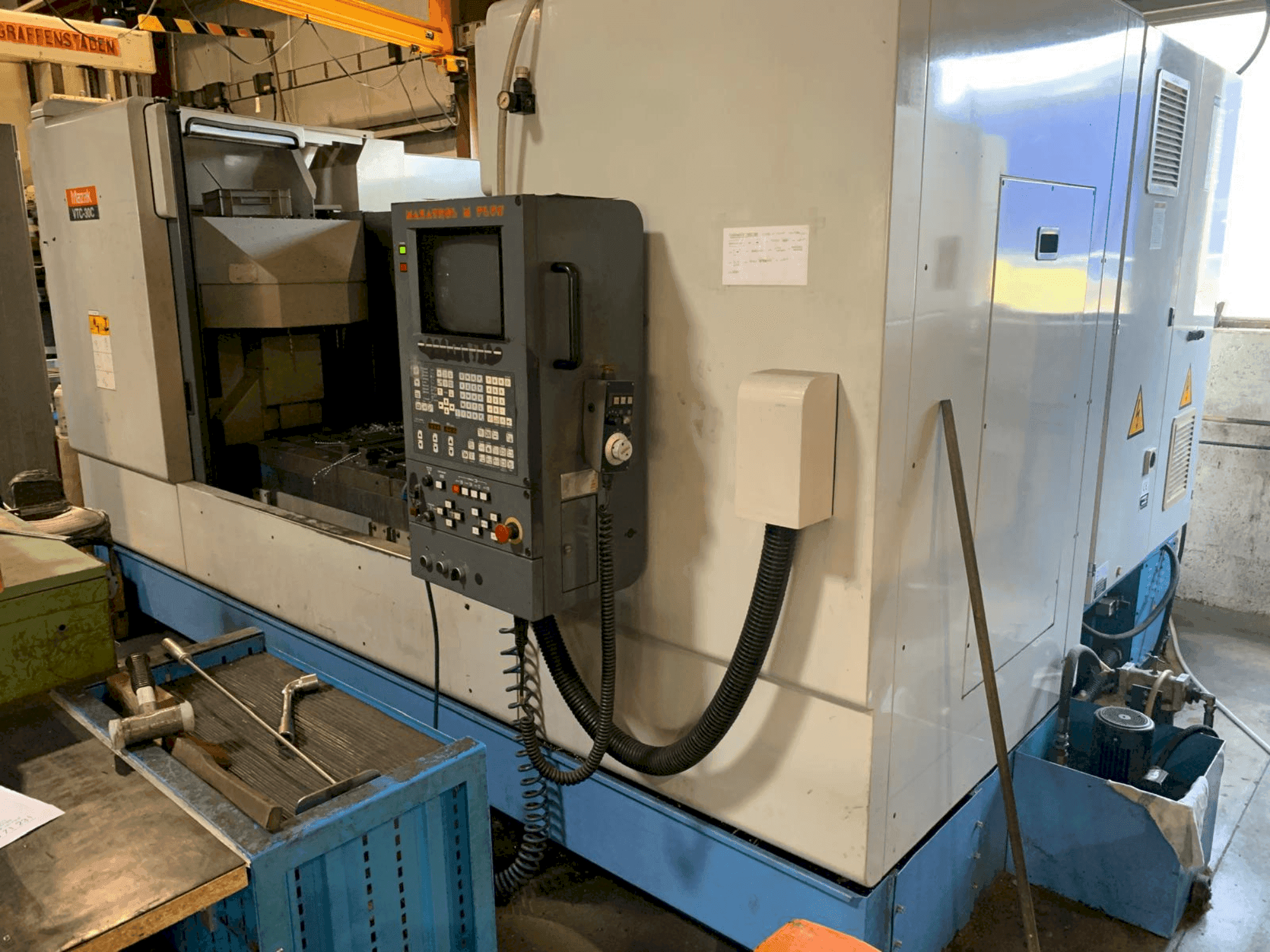 Masina Mazak VTC 30C eestvaade