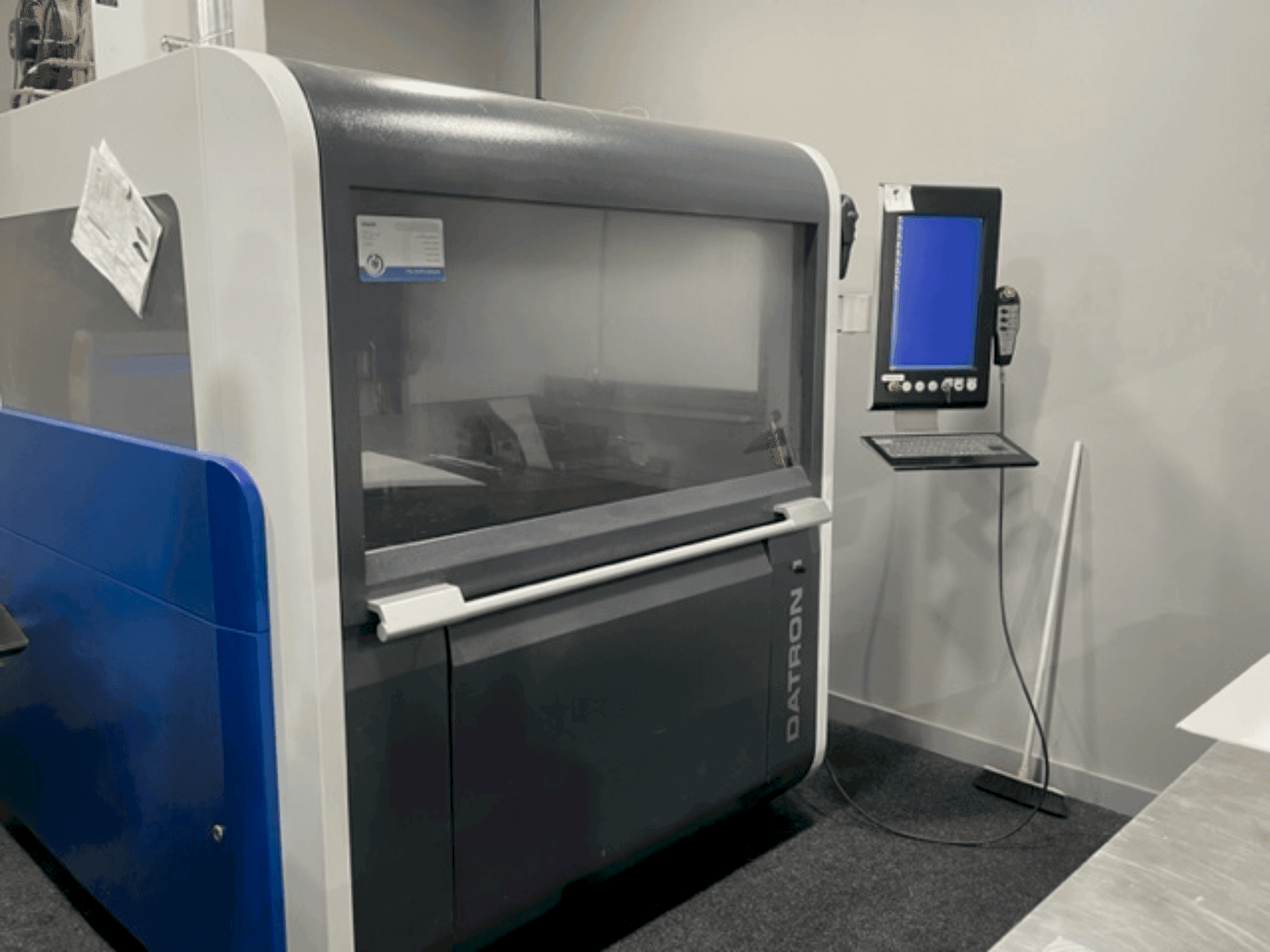 Masina Datron M8 Cube eestvaade