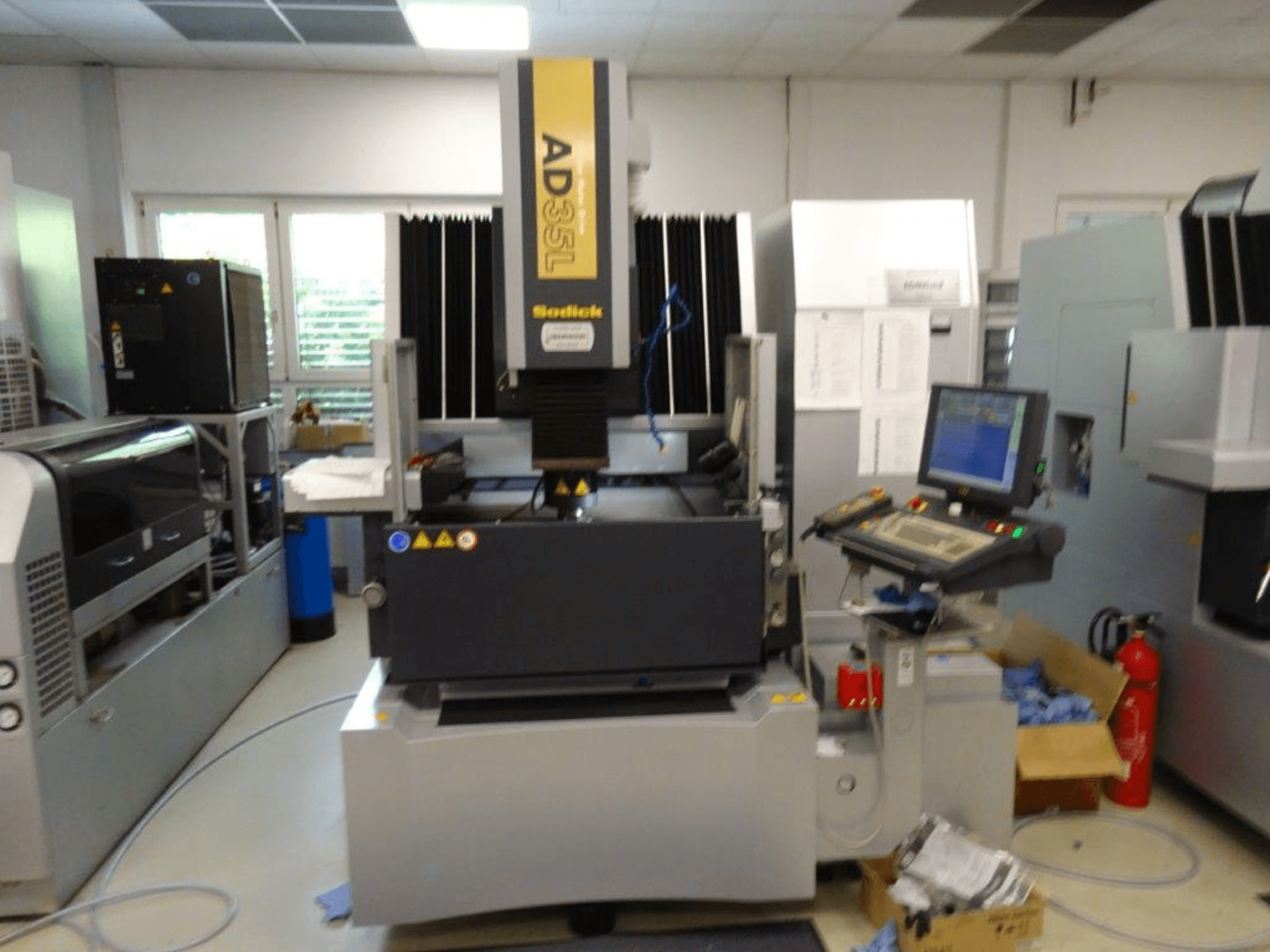 Sodick AD35L CNC-tööpink eesvaates, millel on juhtpaneel, jahutusüksus ja ohutusnäidikud.