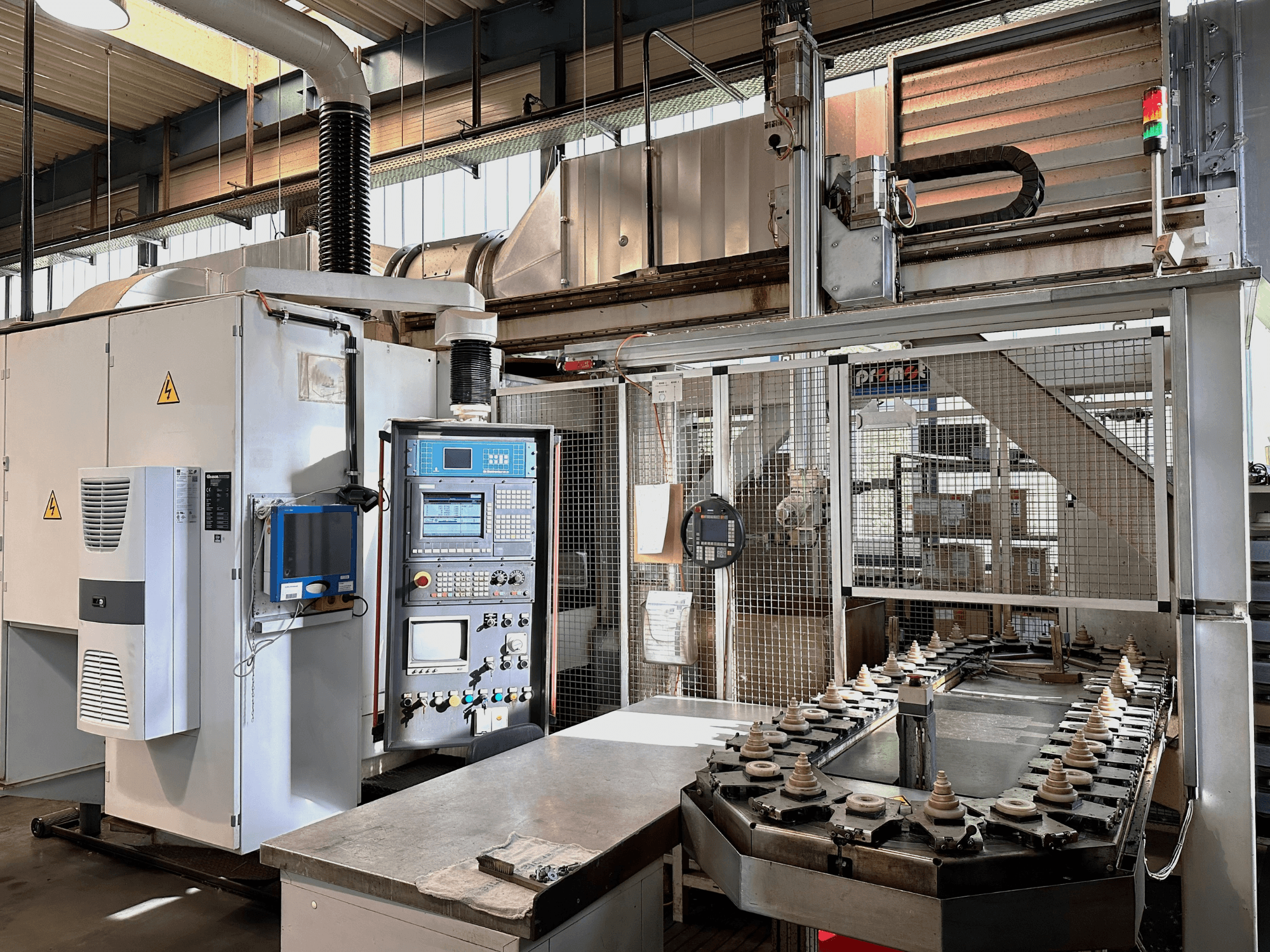 Tööstusmasinad koos juhtpaneeli, jahutusseadme ja konveieriga. Esivaade, millel on eredad tuled ja ohutusmärgid.