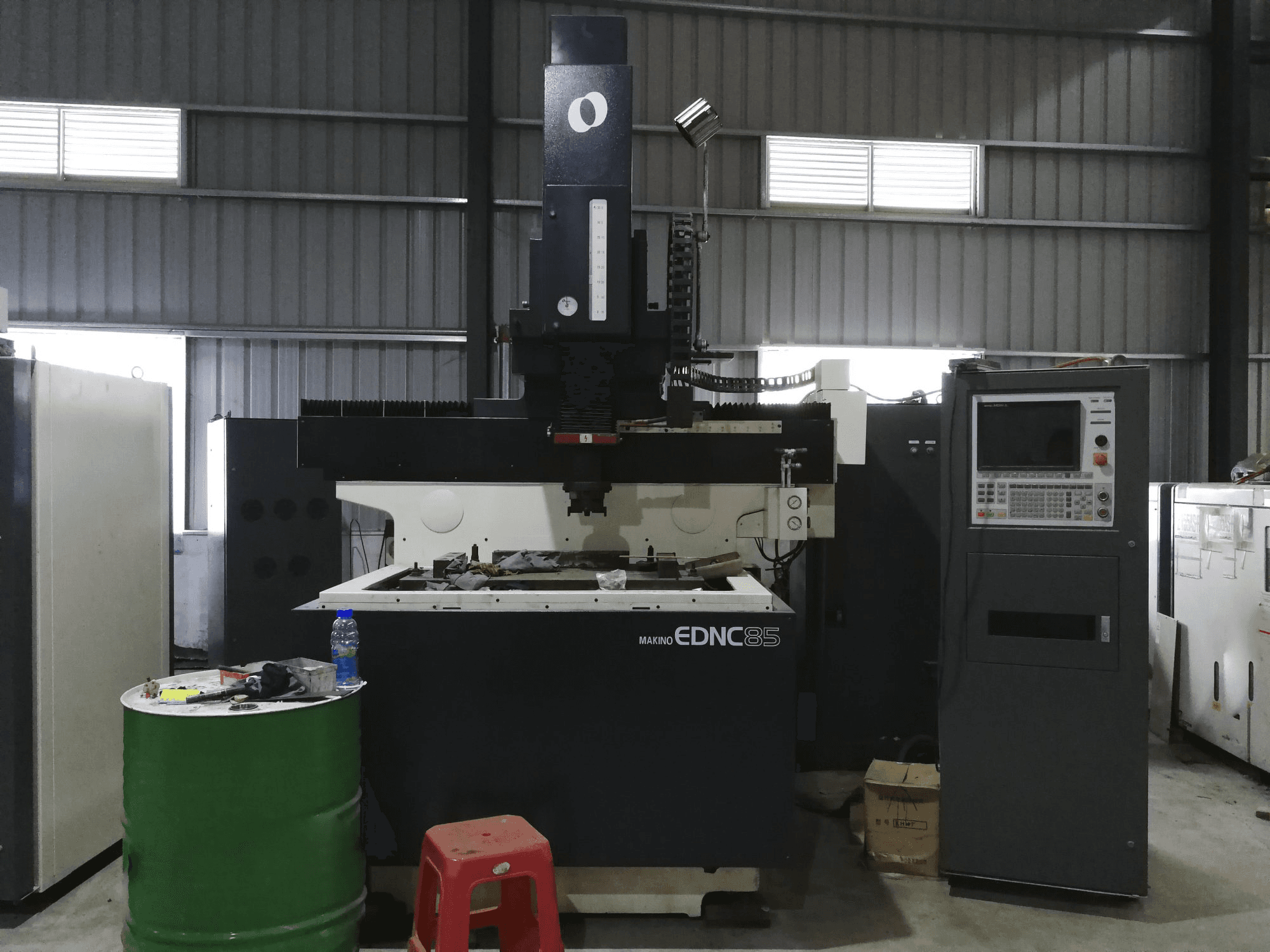 Masina Makino EDNC85 eestvaade