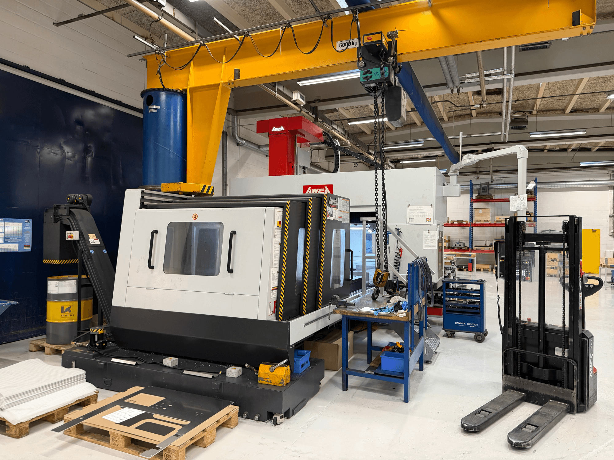 Gantry freespink AWEA LP3016YF, esiplaanil, taustal tööriistad, sinine paak ja tööruum.