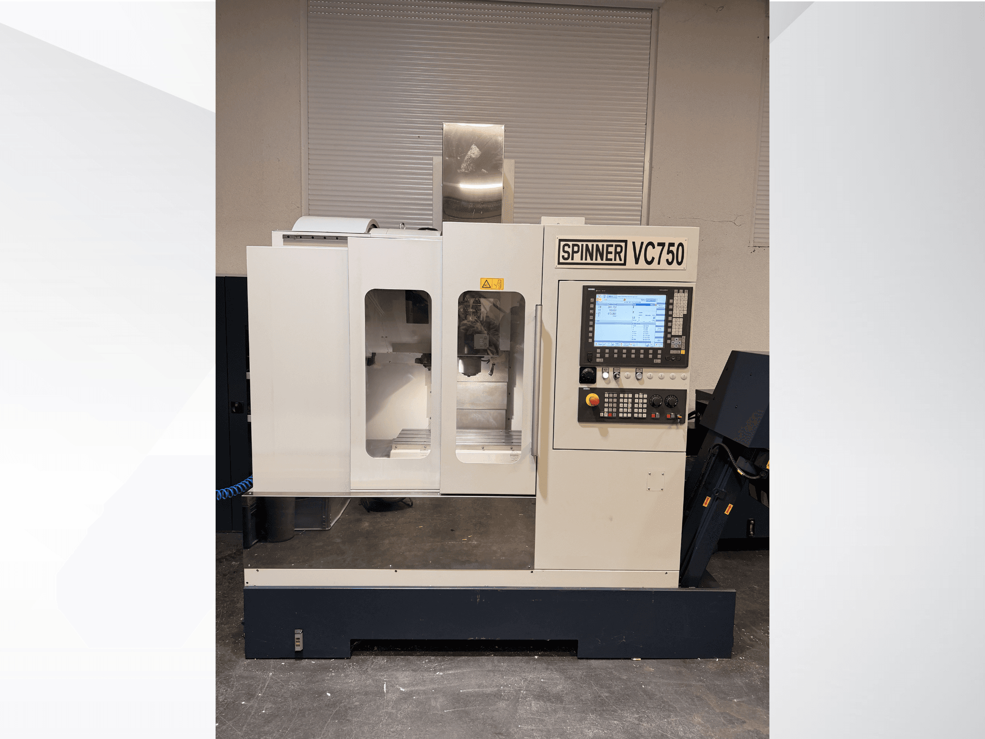 Spinner VC750 CNC-tööpink eesvaates, kus on juhtpaneel, töötlemisala ja jahutussüsteem.