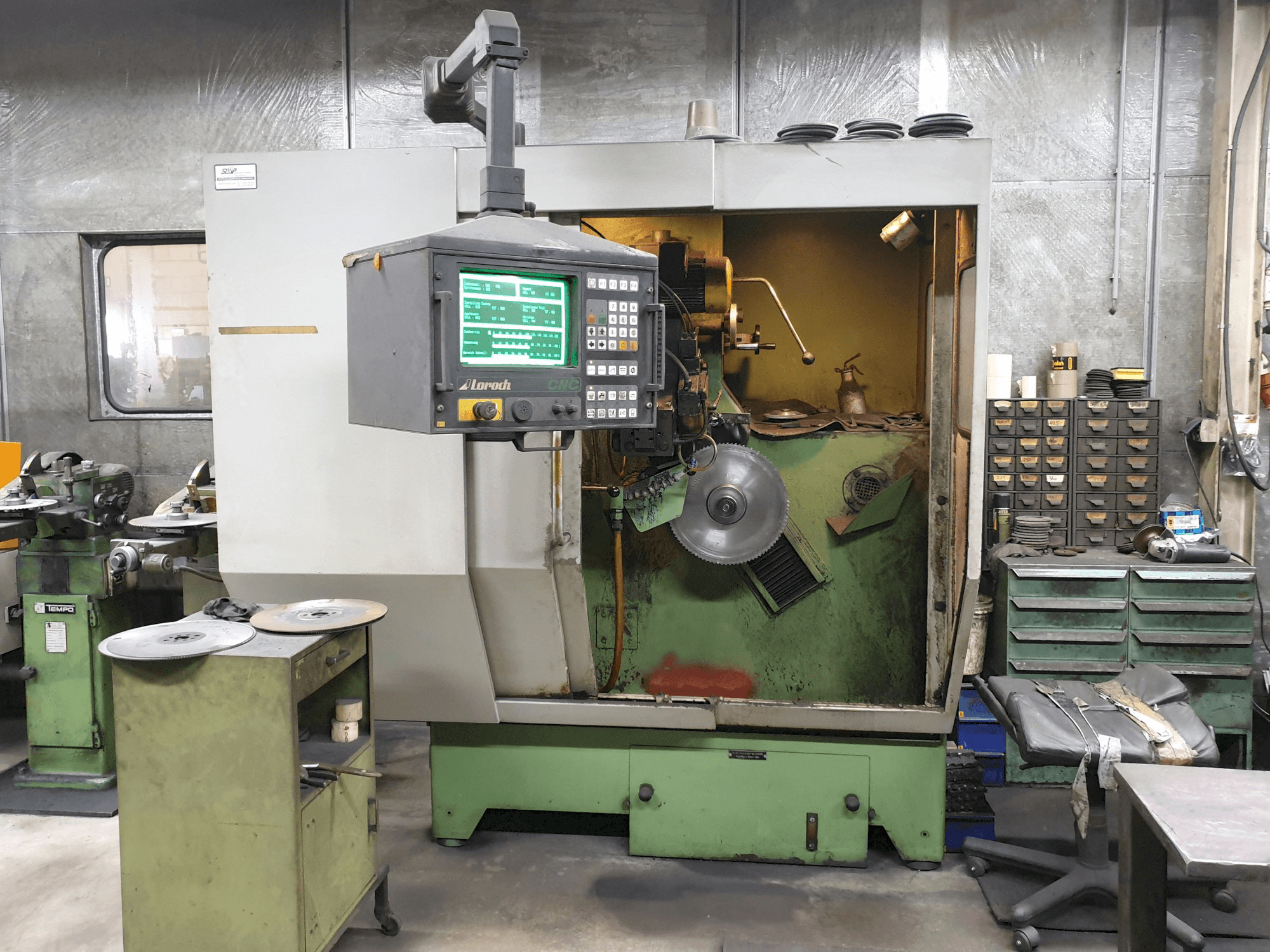 Masina Loroch K/CNC 910 eestvaade
