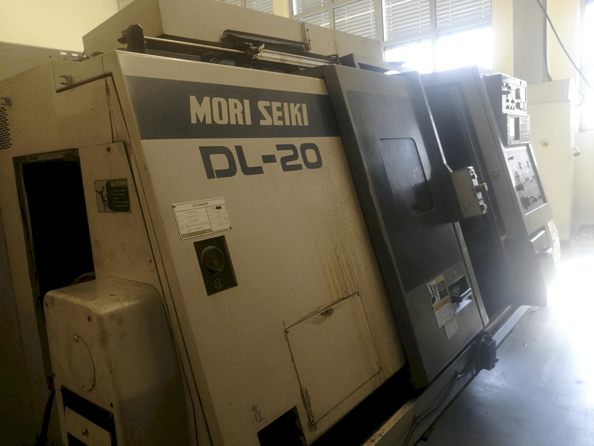 Masina MORI SEIKI DL 20 MC vasaku külje vaade