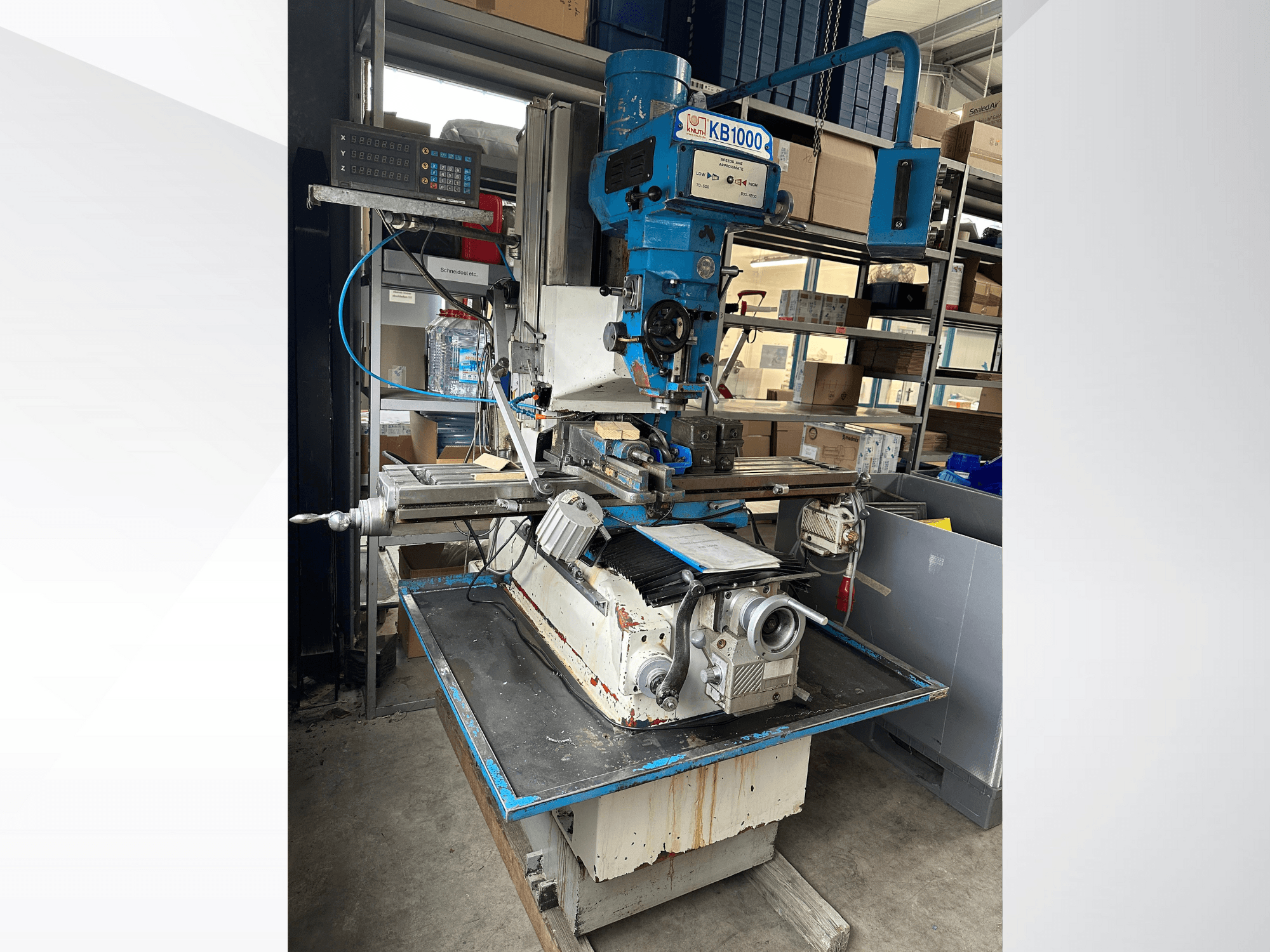 Vertikaalne freespink KB1000 koos digitaalse ekraaniga, külgvaates on näha laud, spindel ja tööriistahoidik.