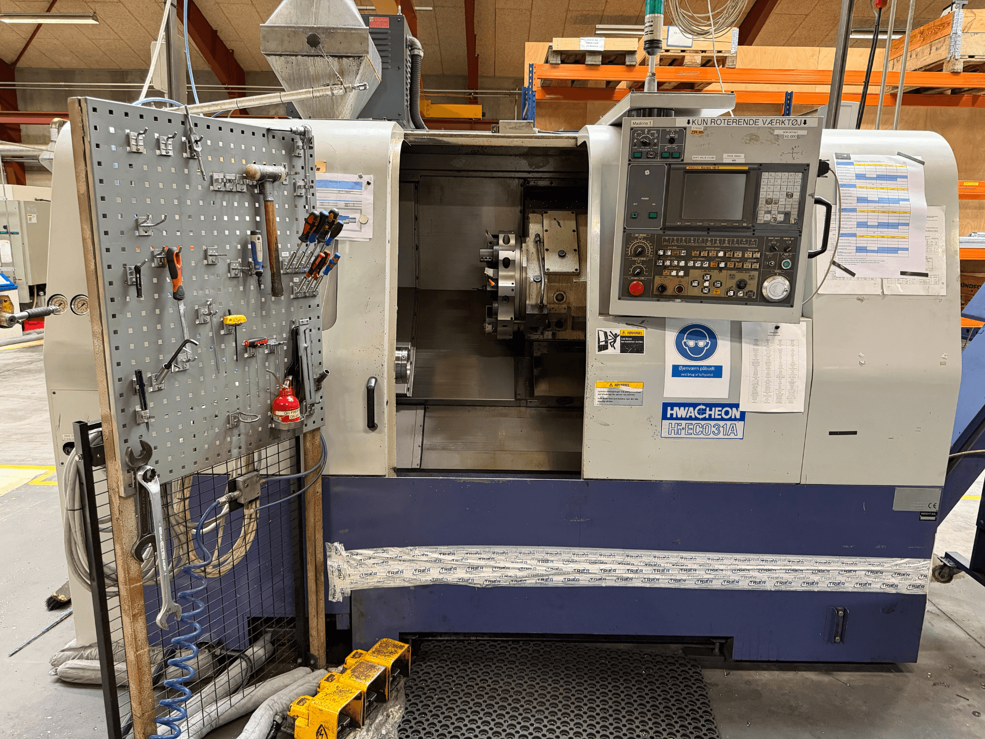 HWACHEON HiEco-31A horisontaalne treipink, millel on juhtpaneel, küljel asuvad tööriistad ja hea ülevaade masina sisemusest.