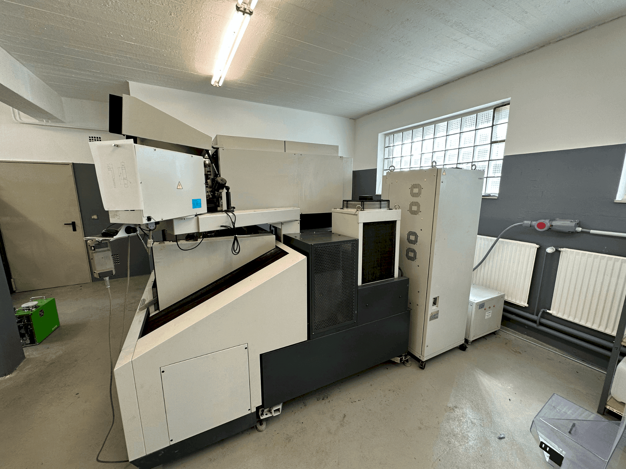 Masina Mitsubishi MV1200S eestvaade