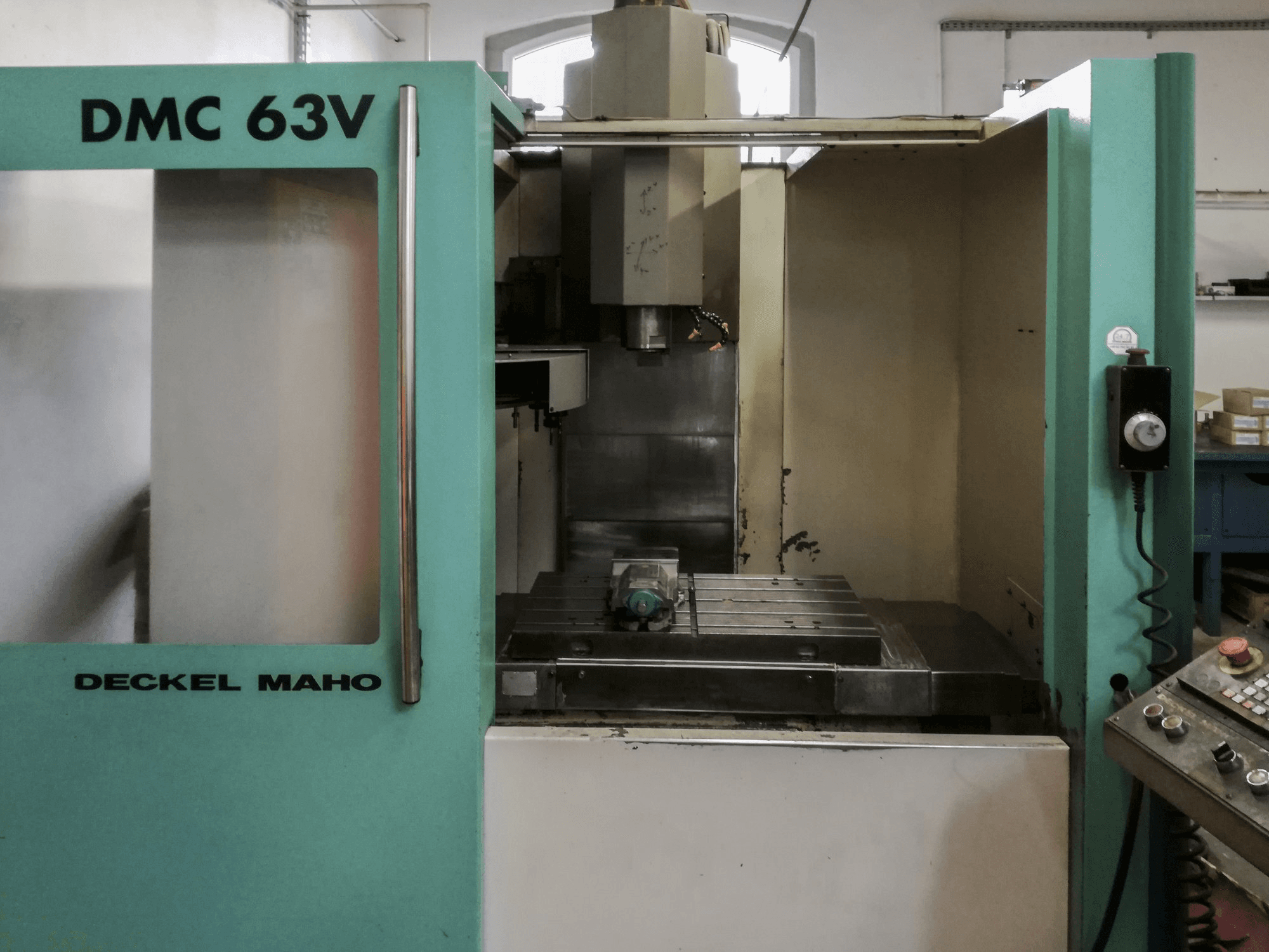 Masina Deckel Maho Gildemeister DMC 63 V eestvaade
