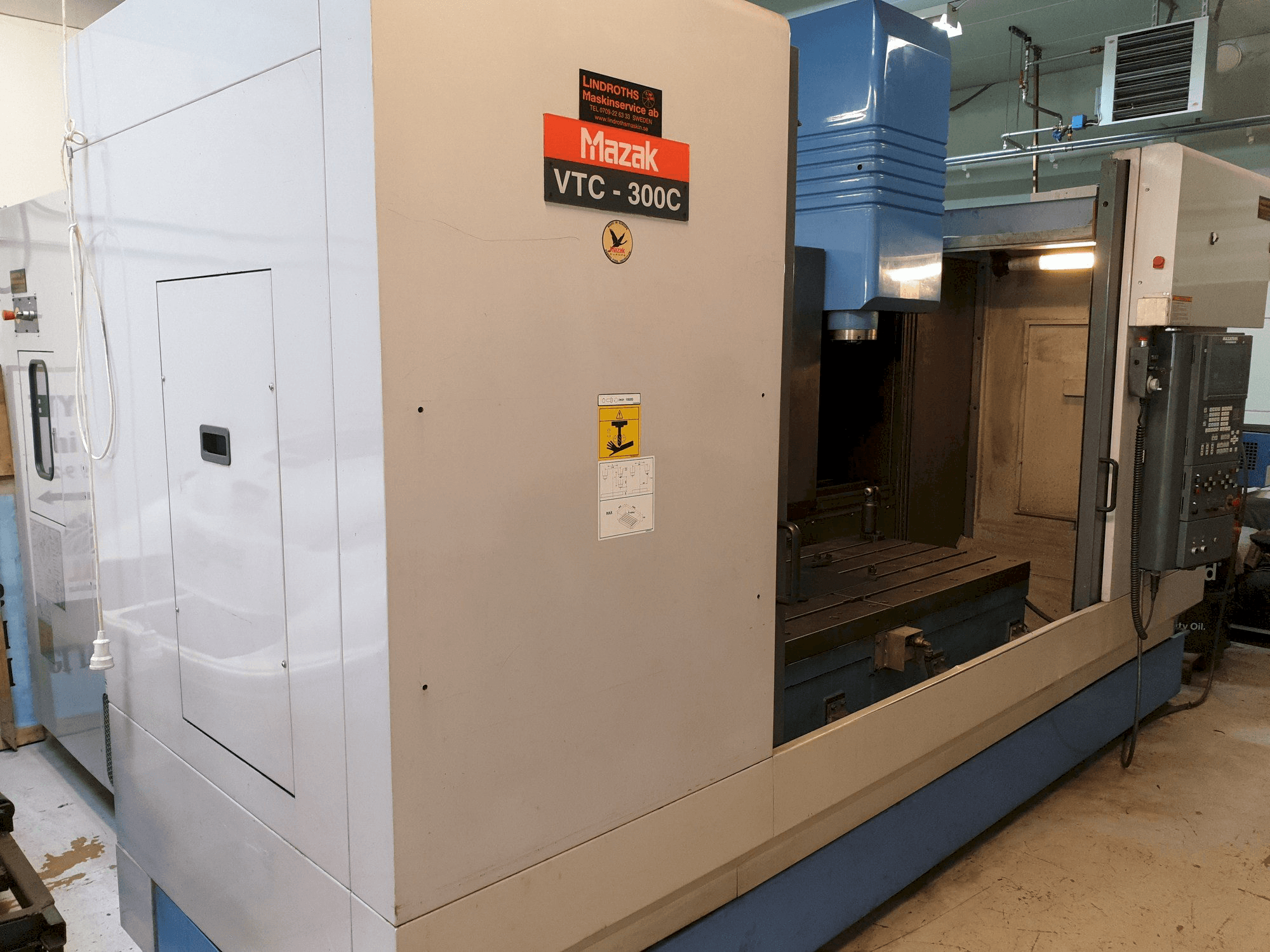 Masina Mazak VTC-300C vasaku külje vaade