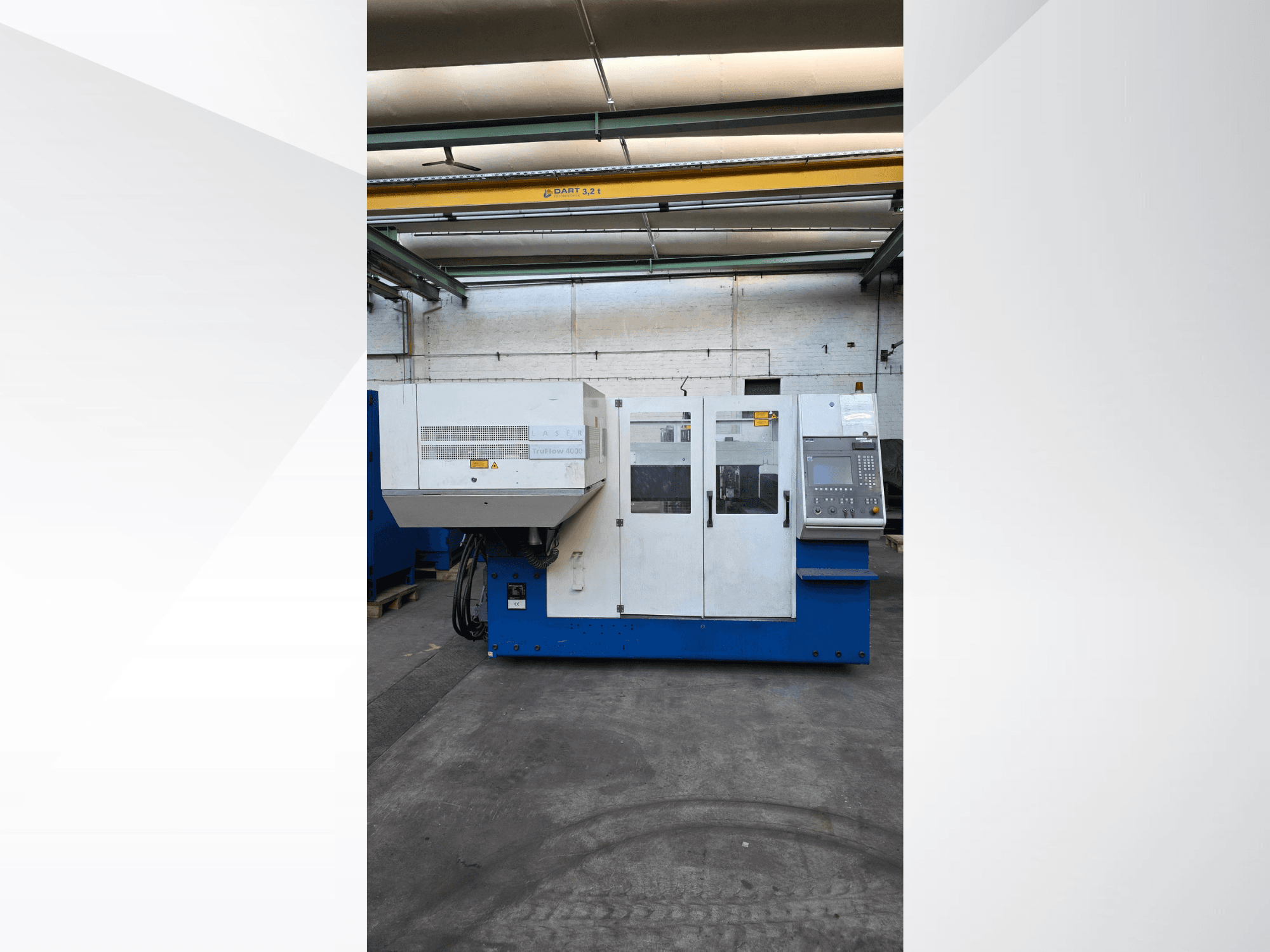 TRUMPF TruLaser 3030 CO2-laserlõikepink, esiplaanil, väljastpoolt juhtpaneel ja ohutushoiatused.