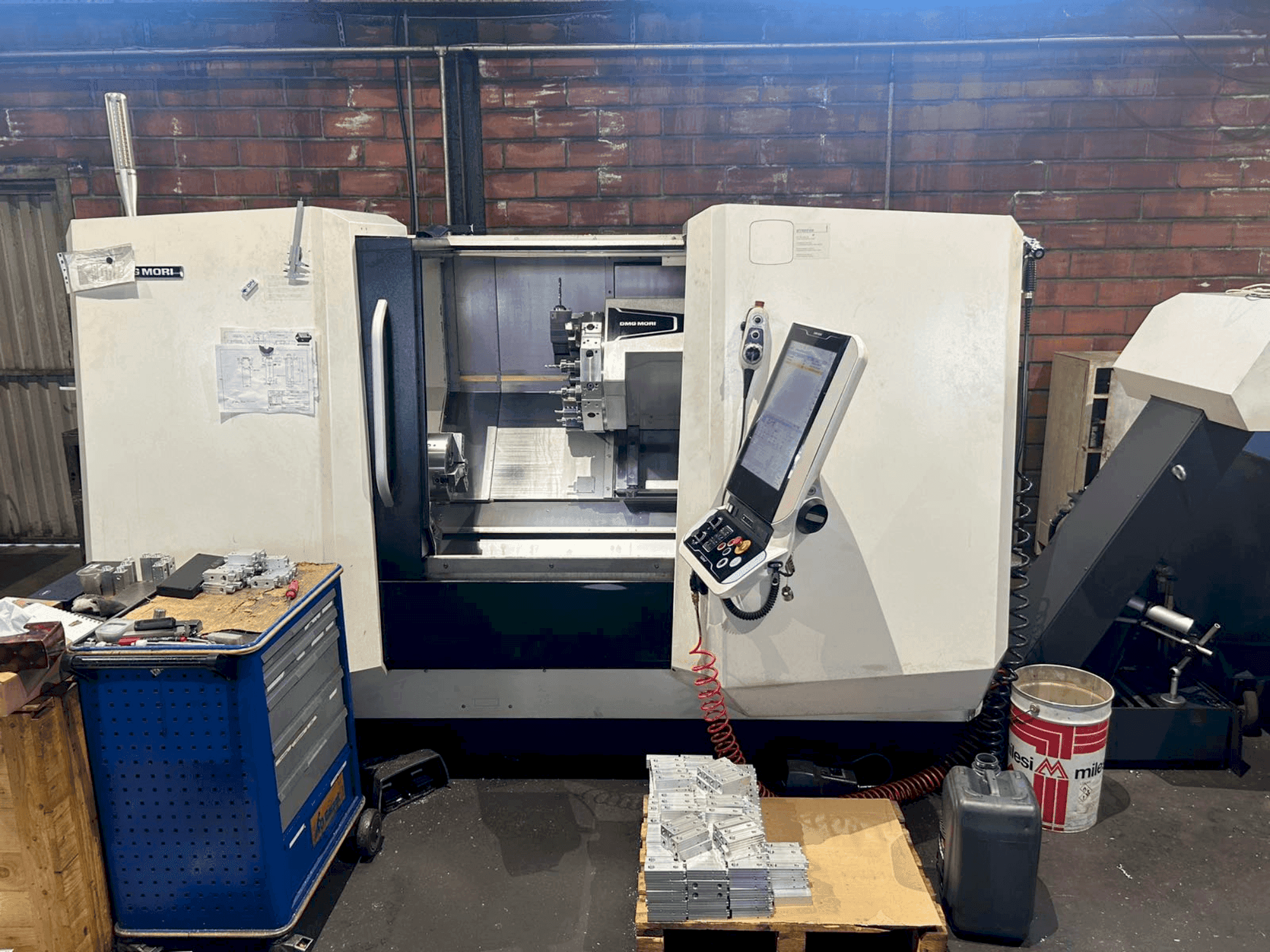 Masina DMG MORI CLX 450 V4 parema külje vaade