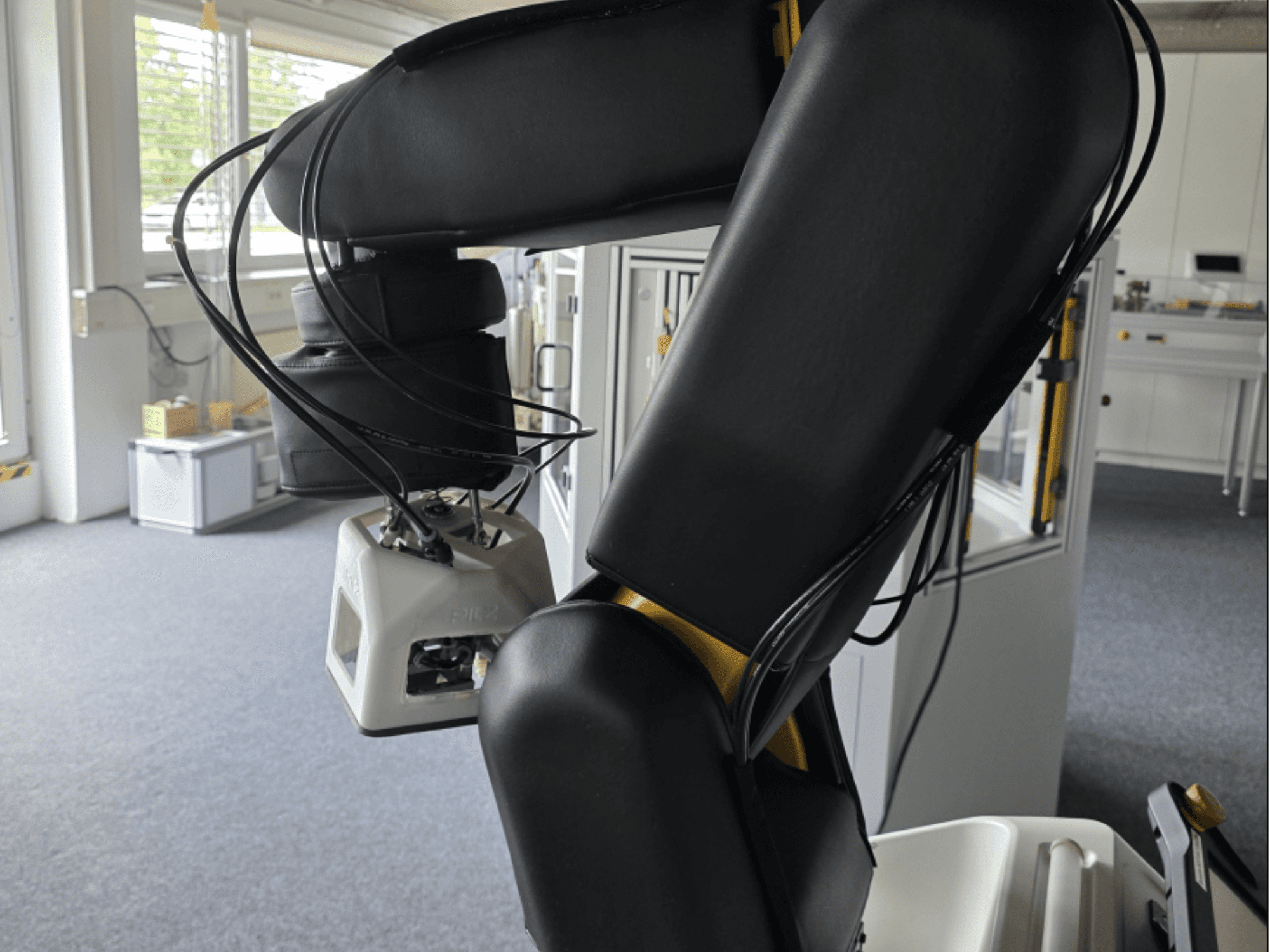 FANUC LR Mate 200iD/7L koostööroboti külgvaade, millel on näha robotkäsi ja andurid ning töökoja keskkonnas paistvad kaablid.