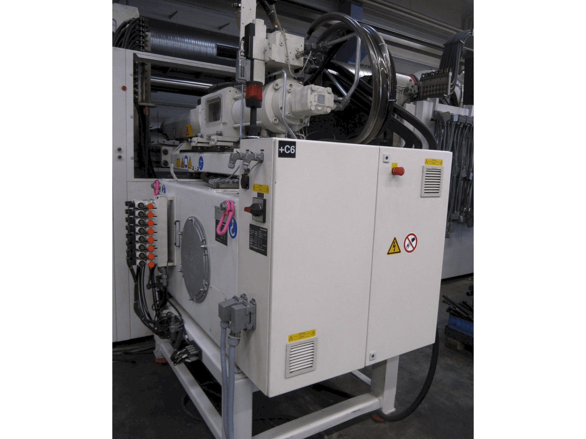 Masina Krauss Maffei 750 BO L eestvaade