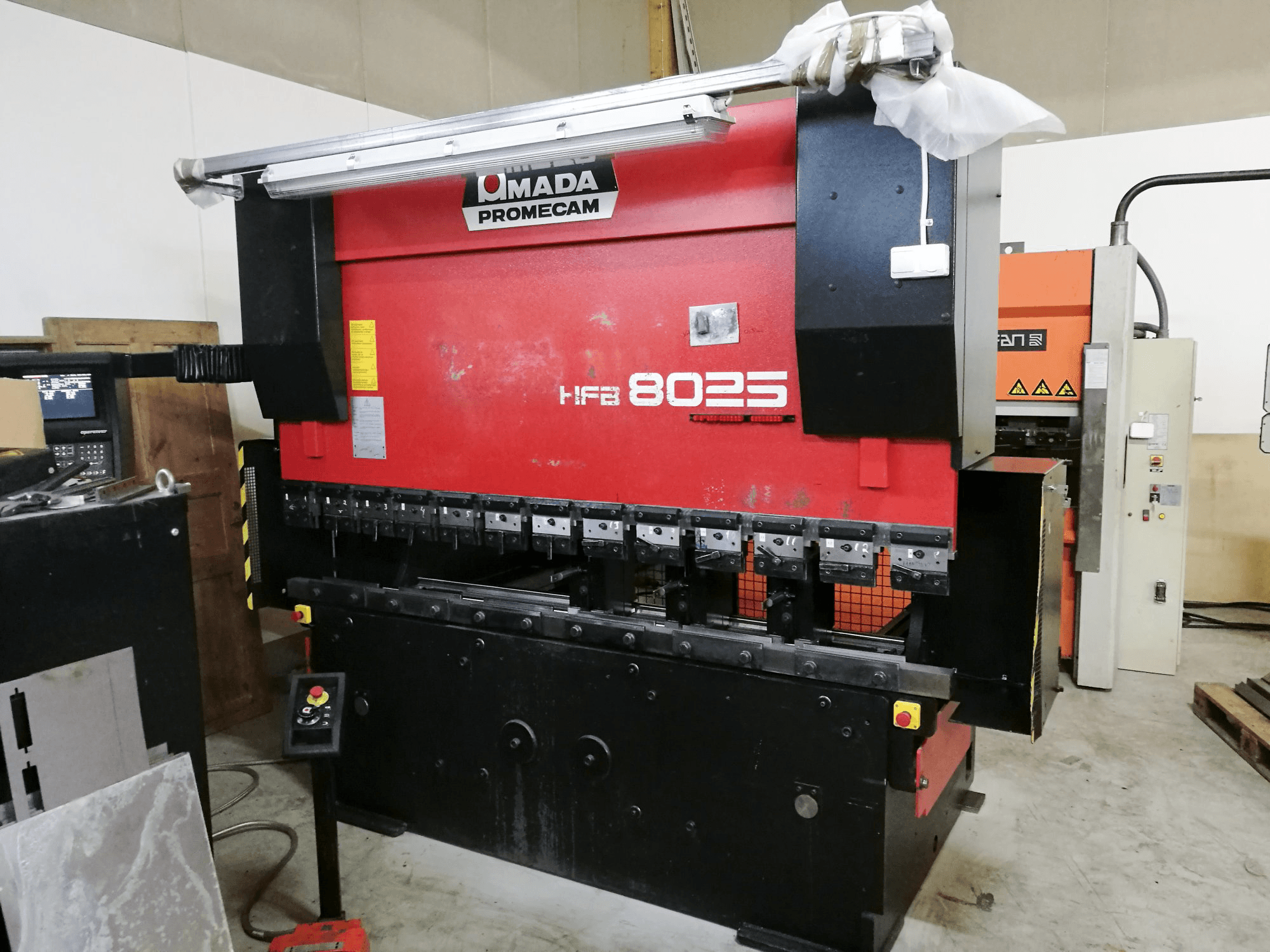 Masina AMADA HFB 80-25 tagantvaade