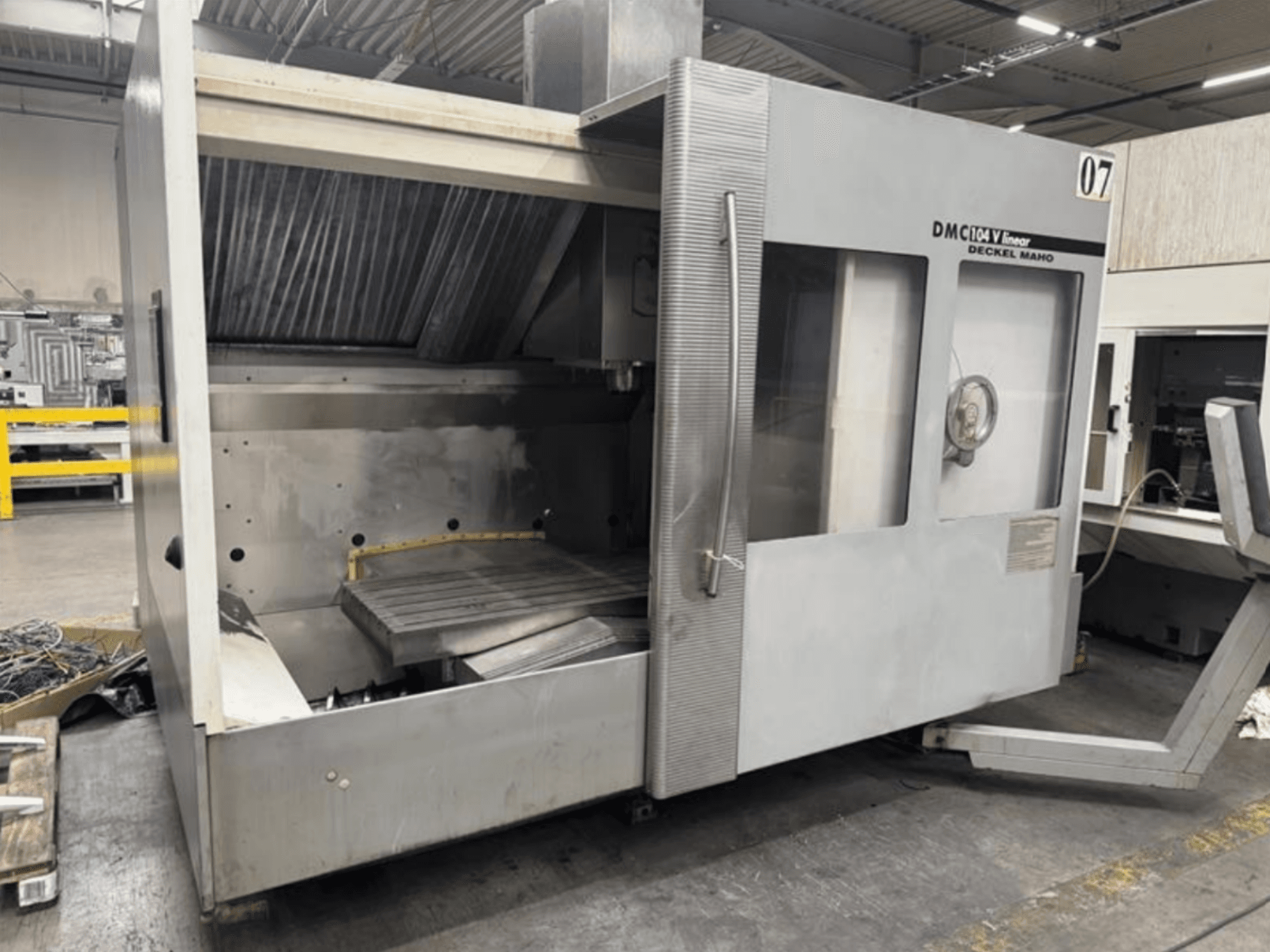 DMC 104 V lineaartöötlusmasin Deckel Maho, esivaade, kus on tühi tööpind koos suure töölauaga.