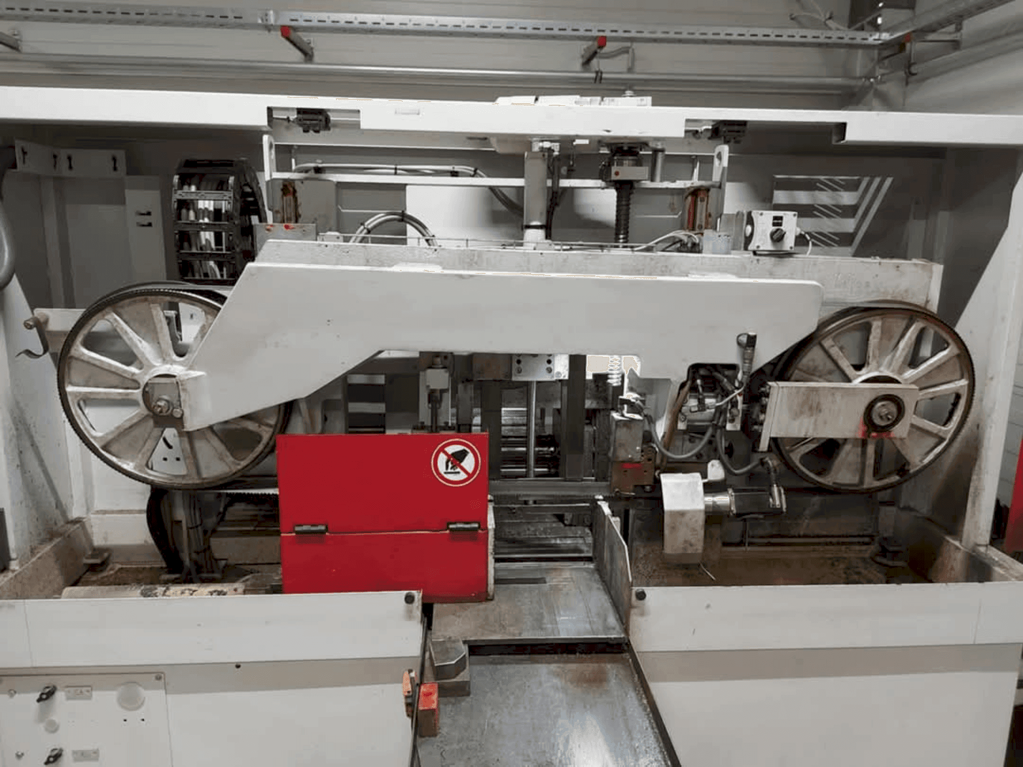 Masina Behringer HBE 321-A eestvaade